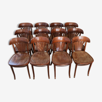 Lot 12 chaises bistrot en bois