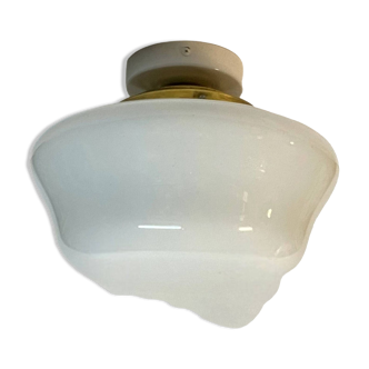 Grande applique plafonnier vintage globe en verre opaline et base de fixation en laiton