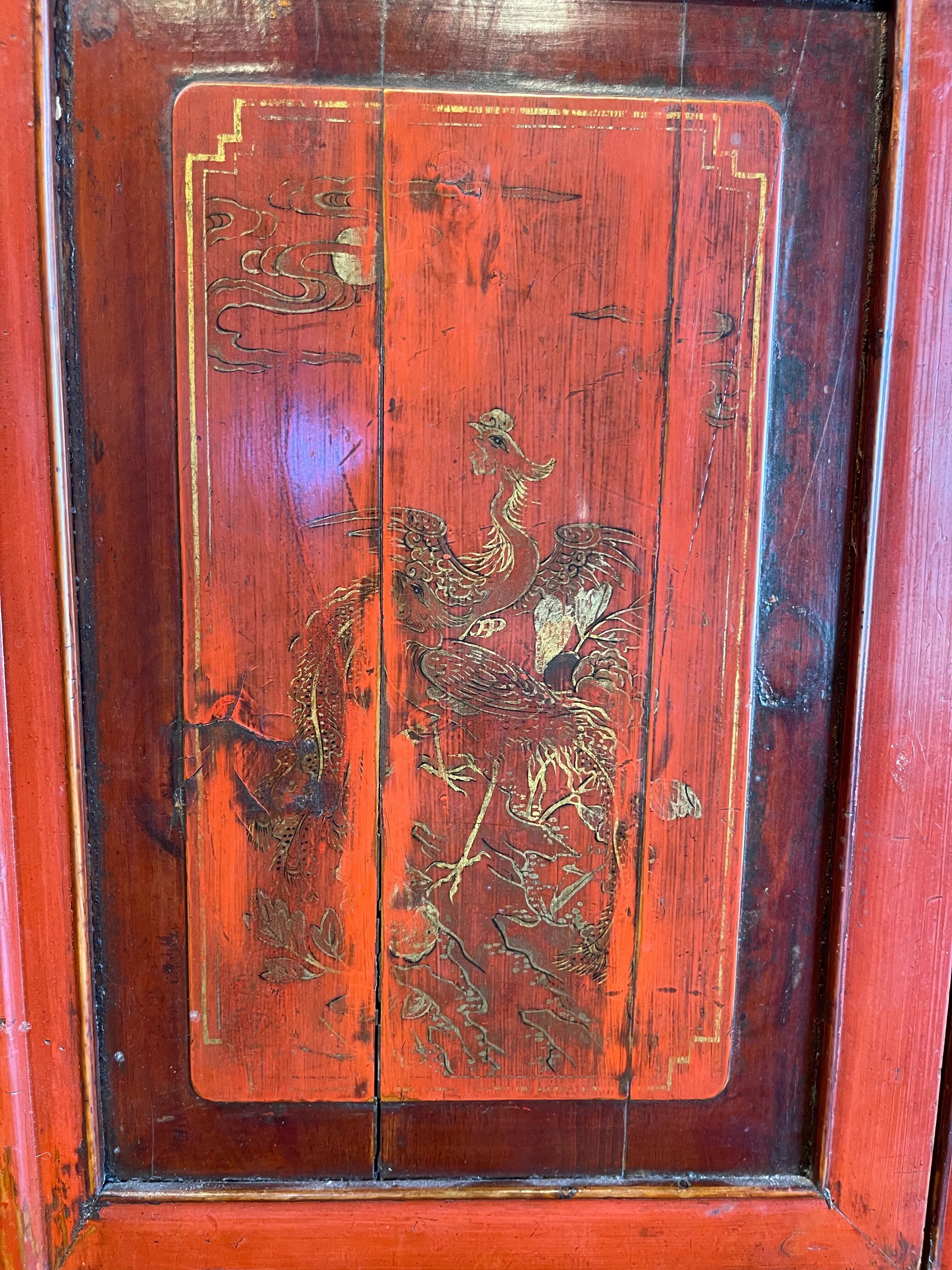 Armoire chinoise présentant des scènes de vie polychromes