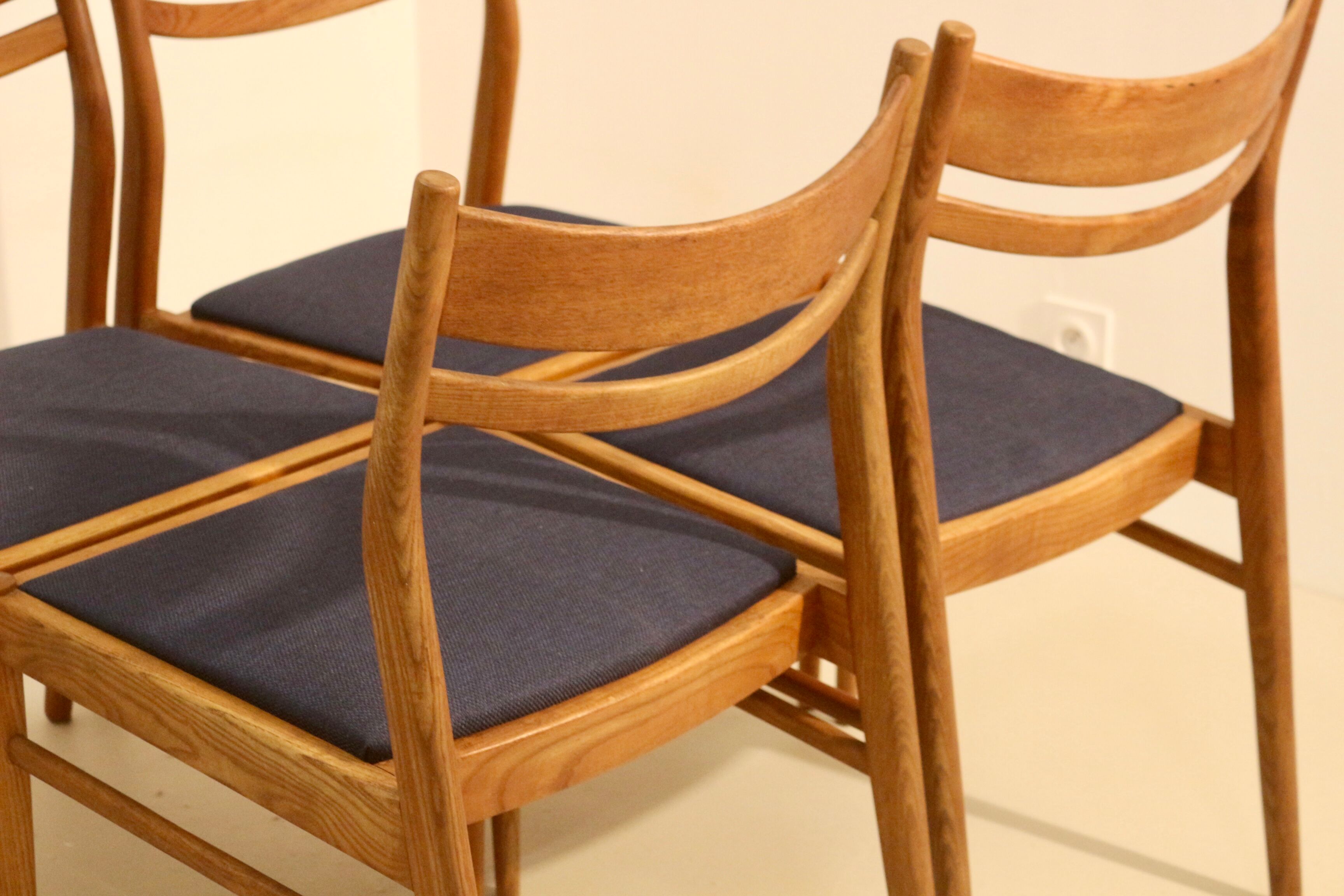 Lot de 4 chaises vintage scandinaves en chêne année 60  Ref. Marcel.