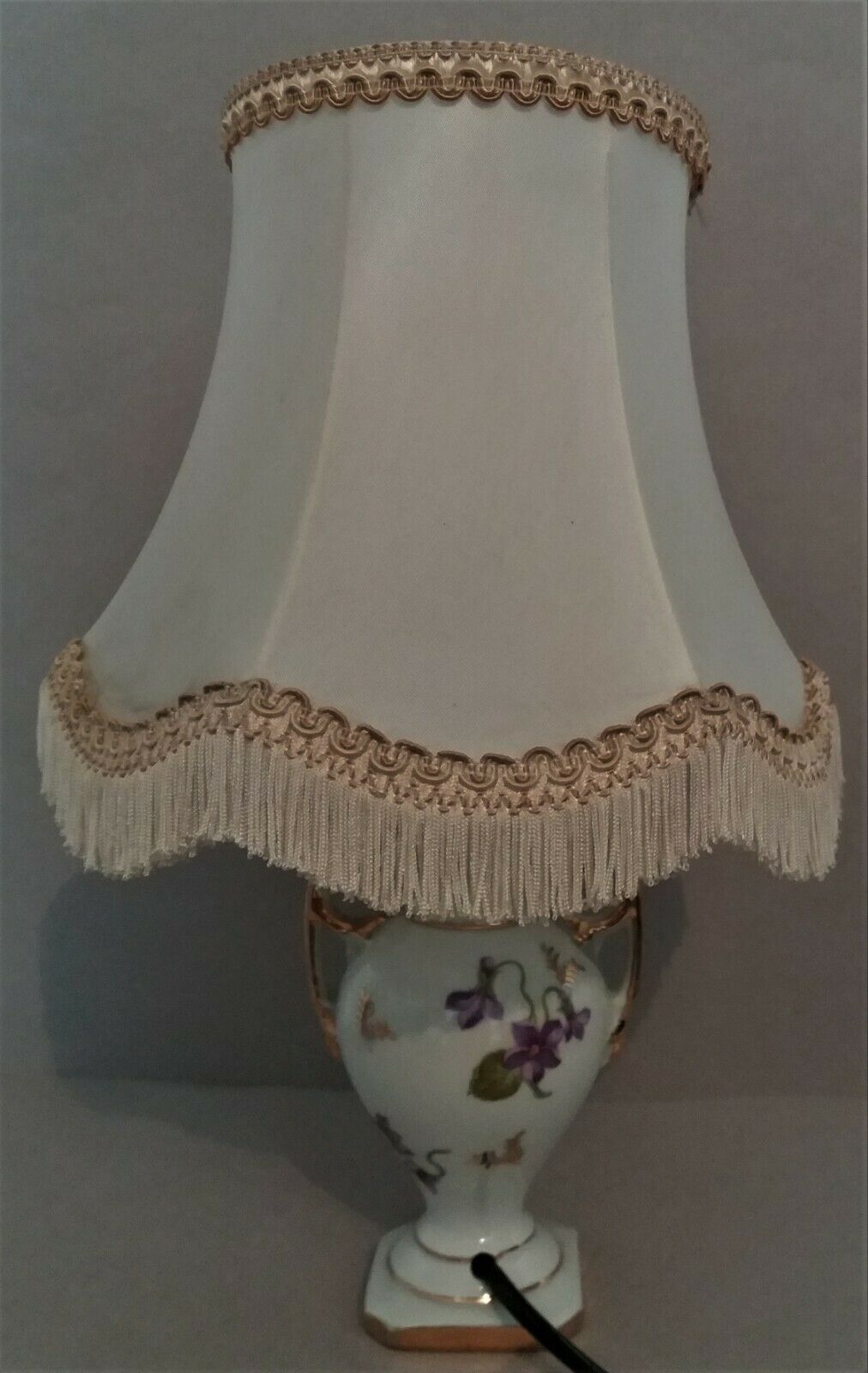 Small porcelain bedside lamp décor violets perfect working condition