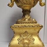 Paire de vases en bois sculpté et doré, au style raffiné inspiré de l'empire