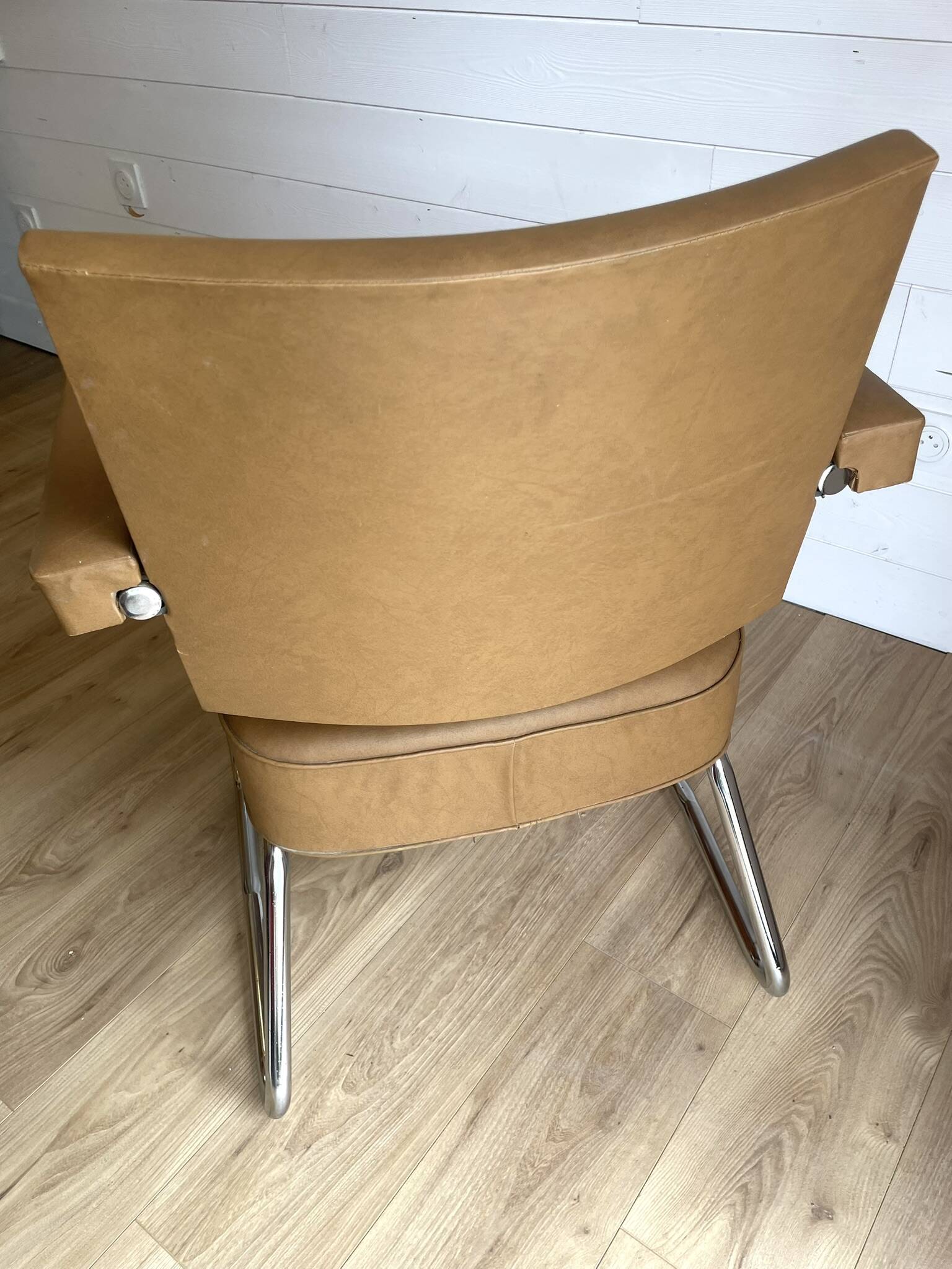 Vintage Office Chair from the 70s – Chrome Metal & Camel Faux Leather (Bauhaus Style)
