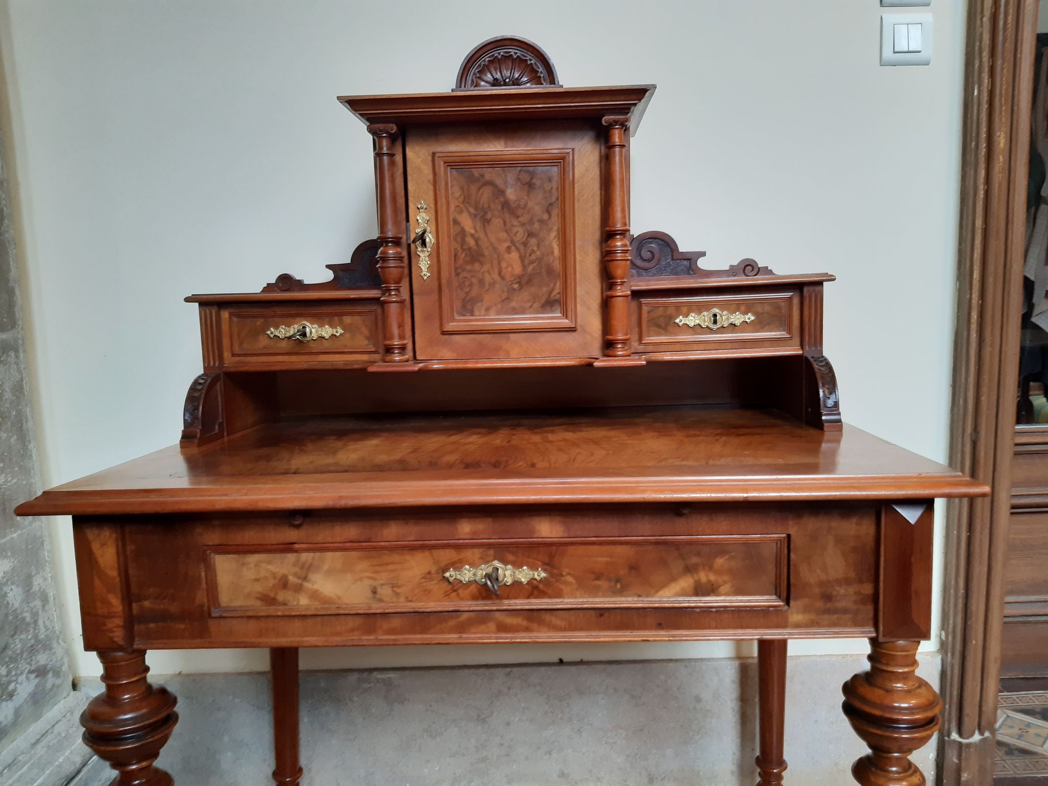 Old-standing desk in solid walnut and walnut veneer, period Alsace