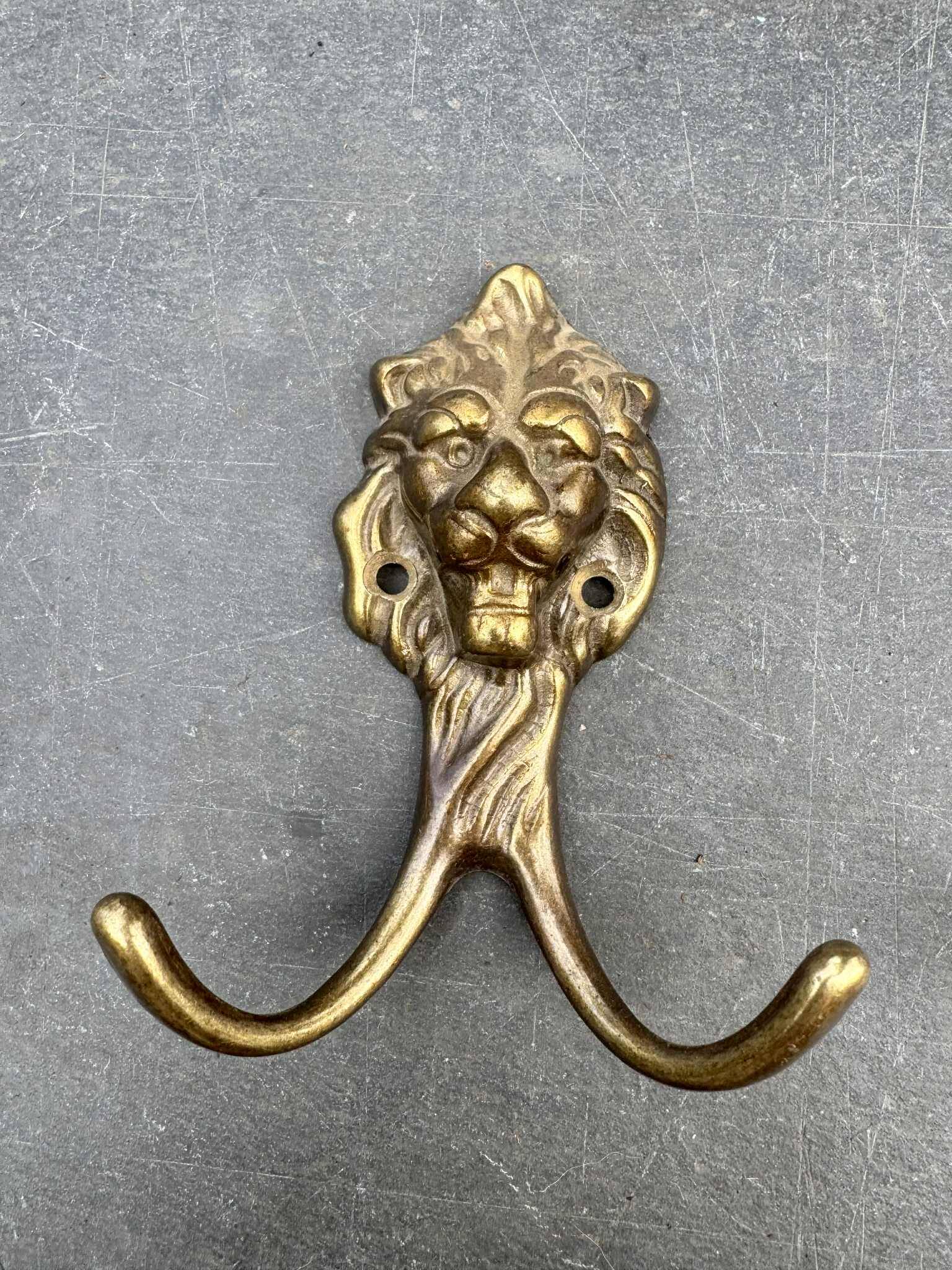 Paire de patère lion en laiton ancien