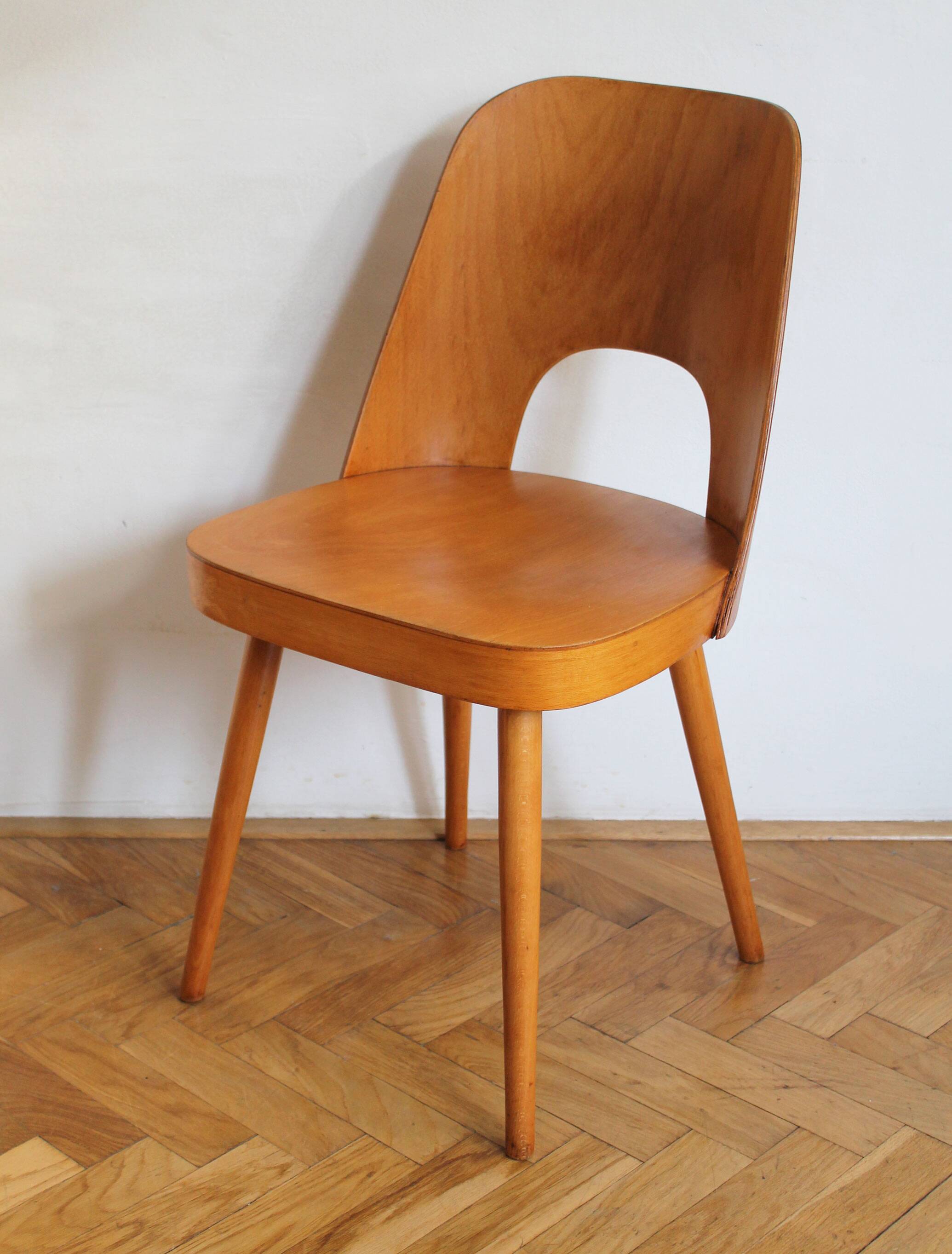 Ensemble de quatre chaises de salle à manger du milieu du siècle n° 515 par Oswald Haerdtl pour la société TON