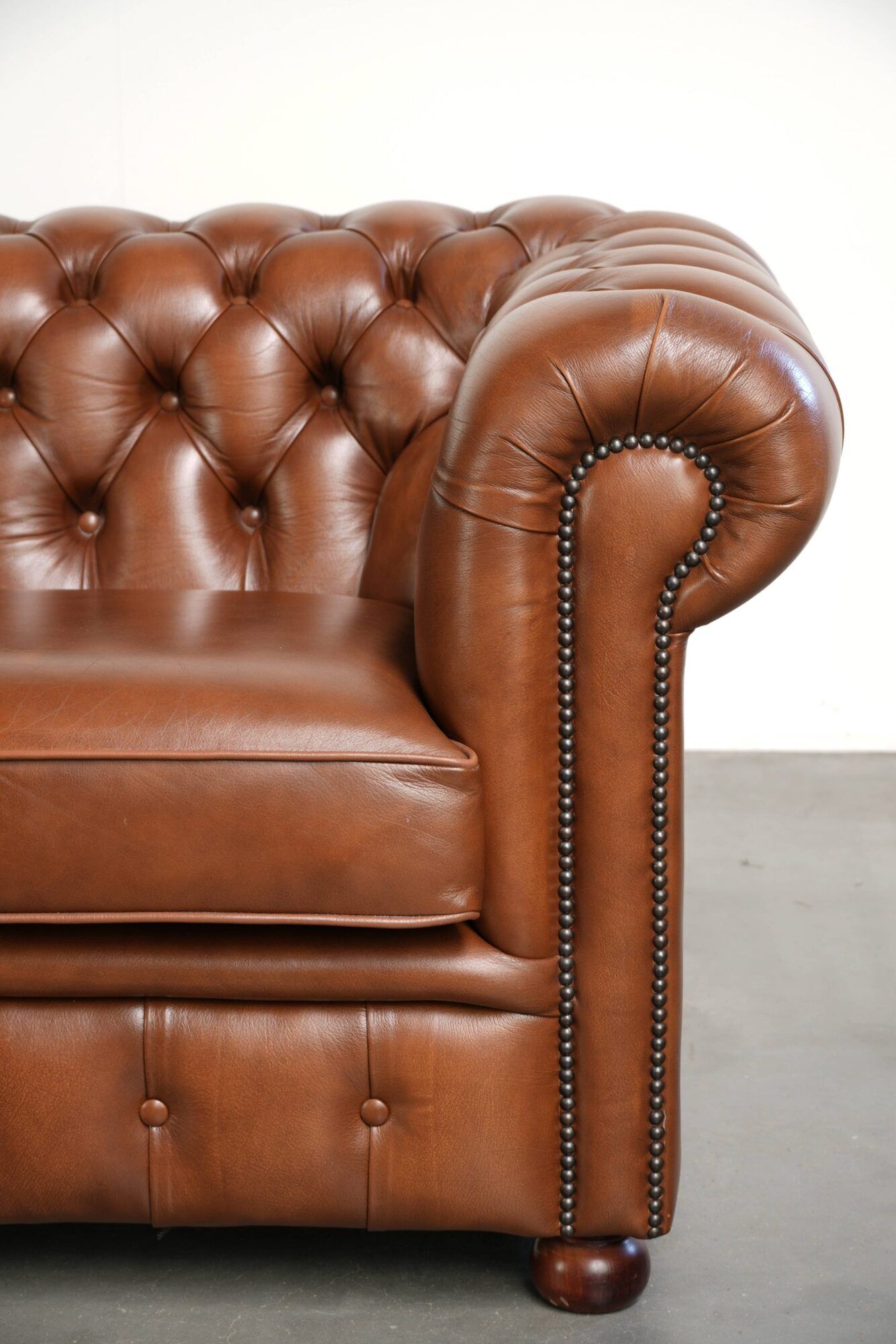 Very spacious 2-seater Chesterfield sofa in cow leather in a English look