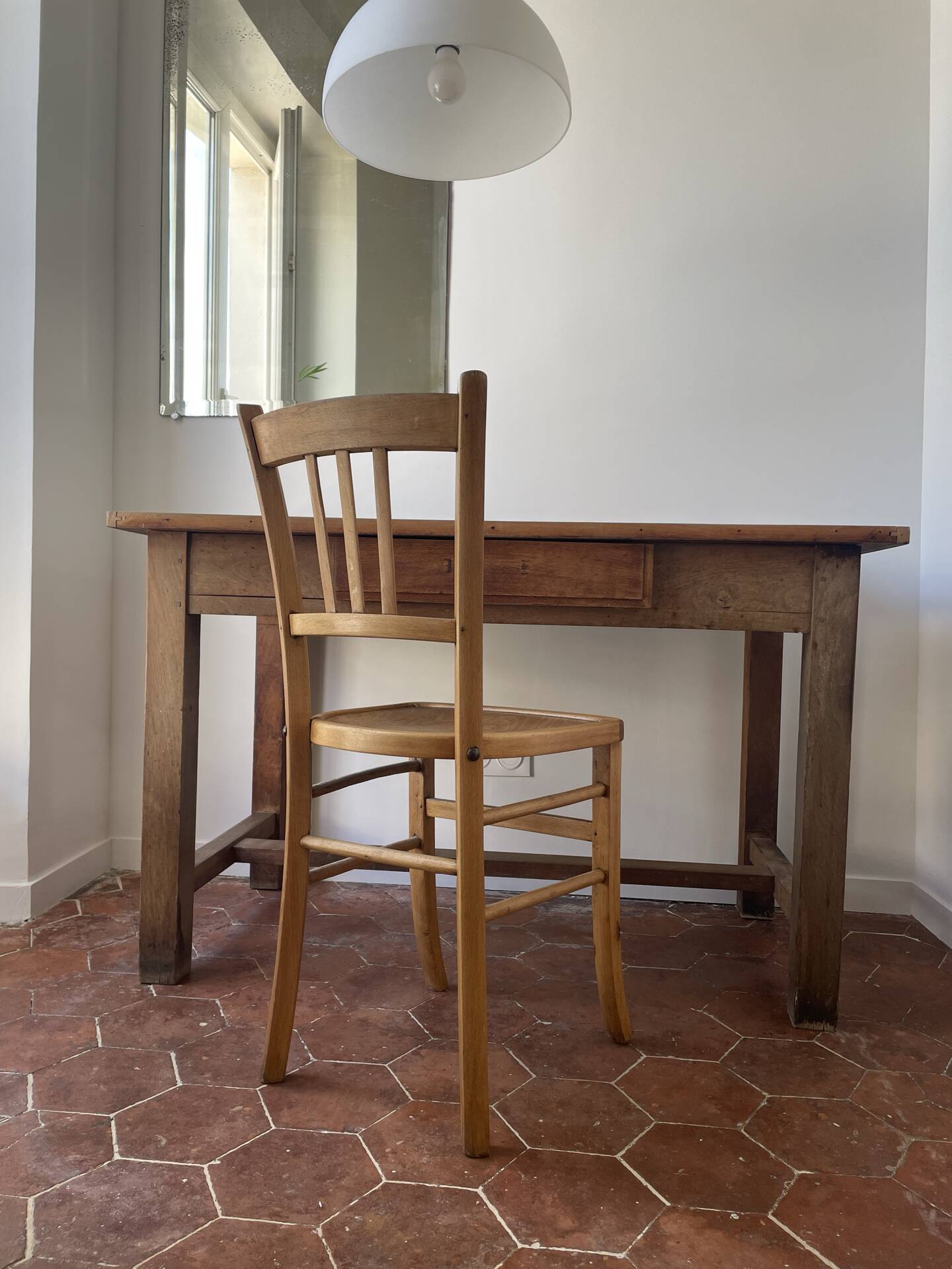 Paire de chaises vintage en bois – lignes sobres et belle patine