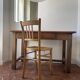 Paire de chaises vintage en bois – lignes sobres et belle patine