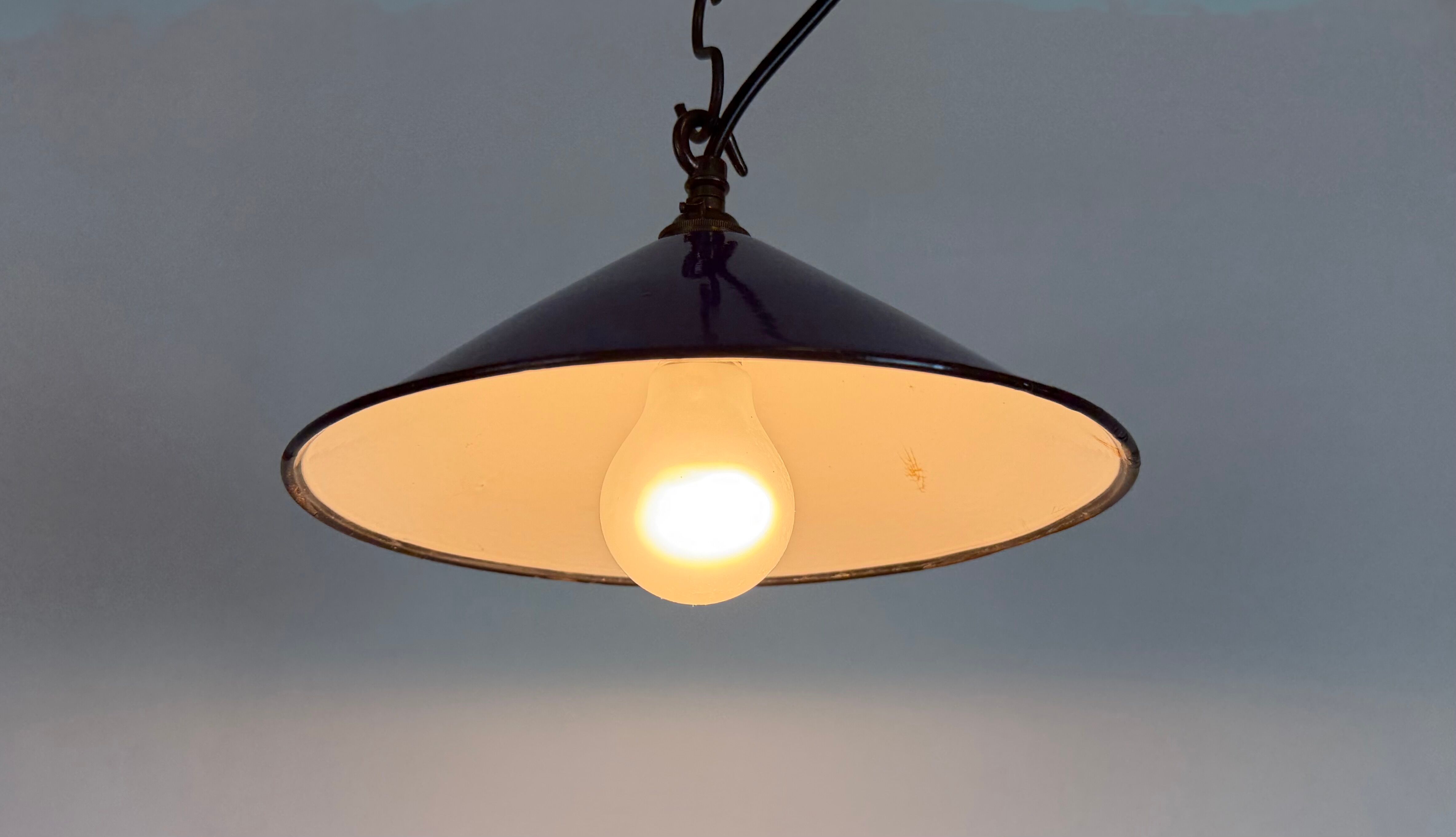 Suspension industrielle en émail bleu cobalt, années 1950