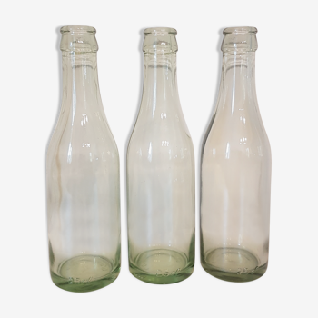 Suite de trois anciennes petites bouteilles en verre