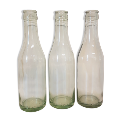 Suite de trois anciennes petites bouteilles en verre