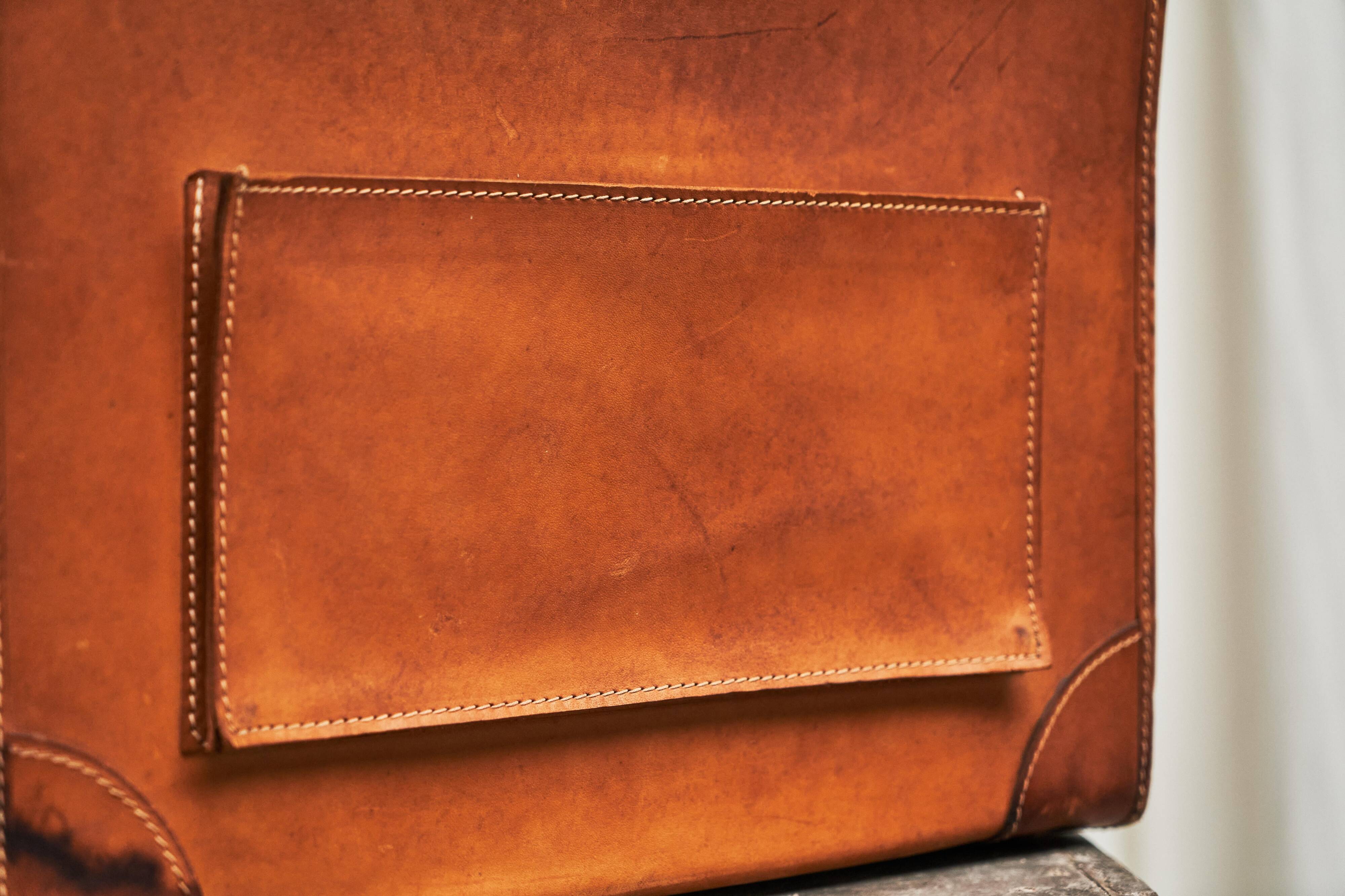 Trompe-l'Oeil magazine rack 'Actentasche' in patinated leather and canvas