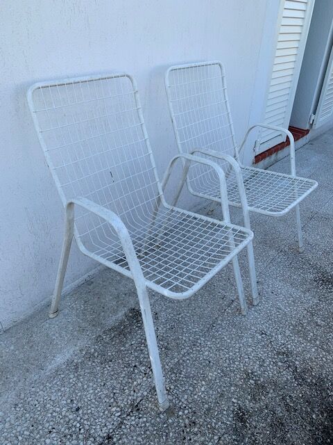 Lot of two metal chairs