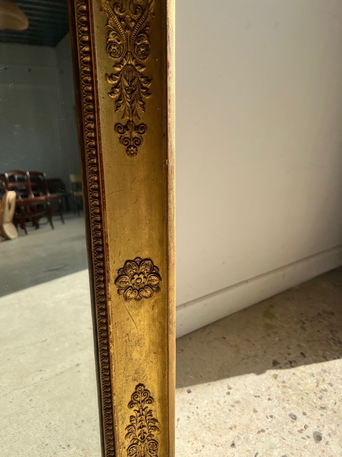 Golden mirror style Restoration decorated with stretched palmettes