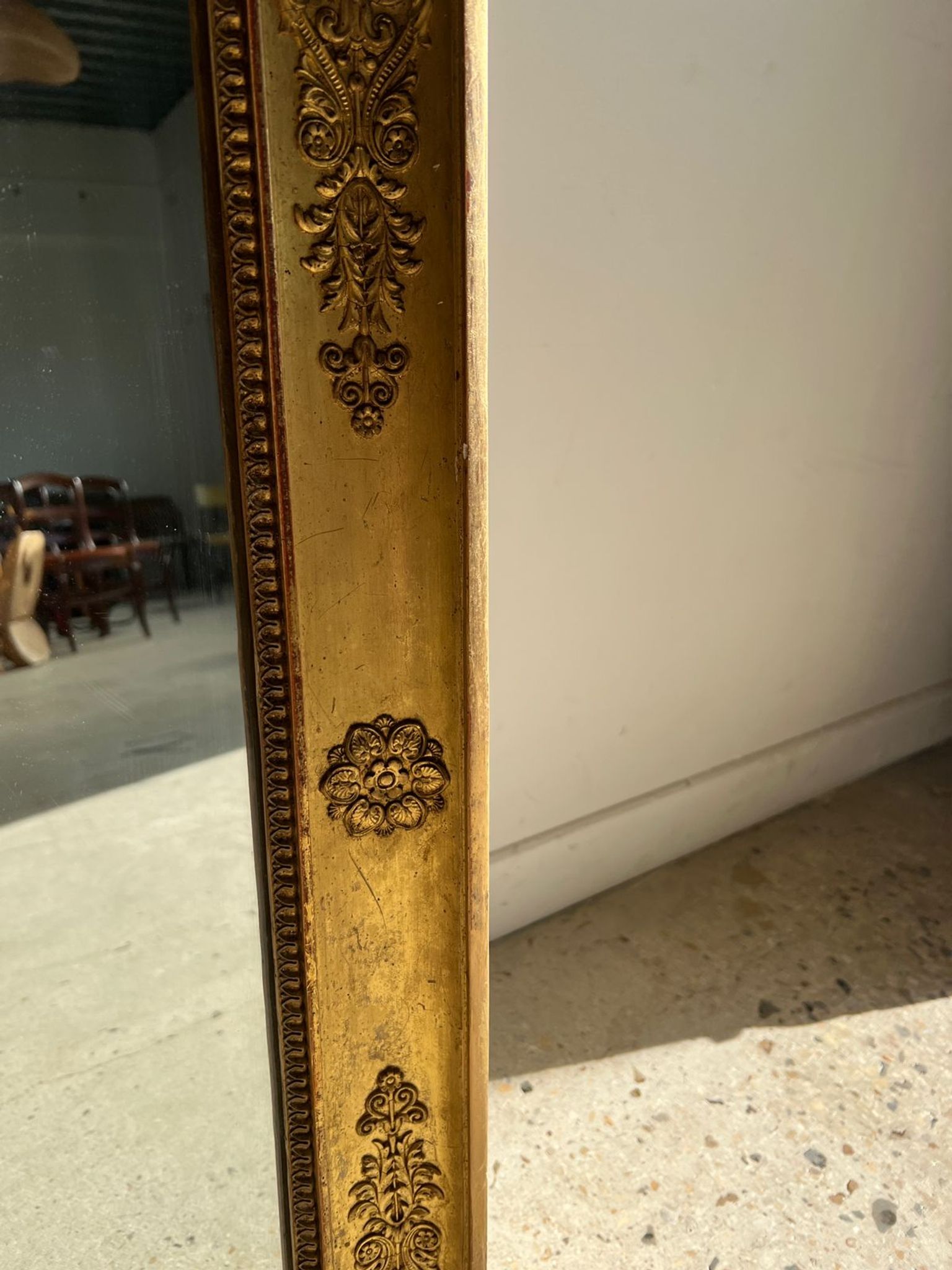 Miroir doré style Restauration à décor de palmettes étirées