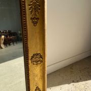 Miroir doré style Restauration à décor de palmettes étirées
