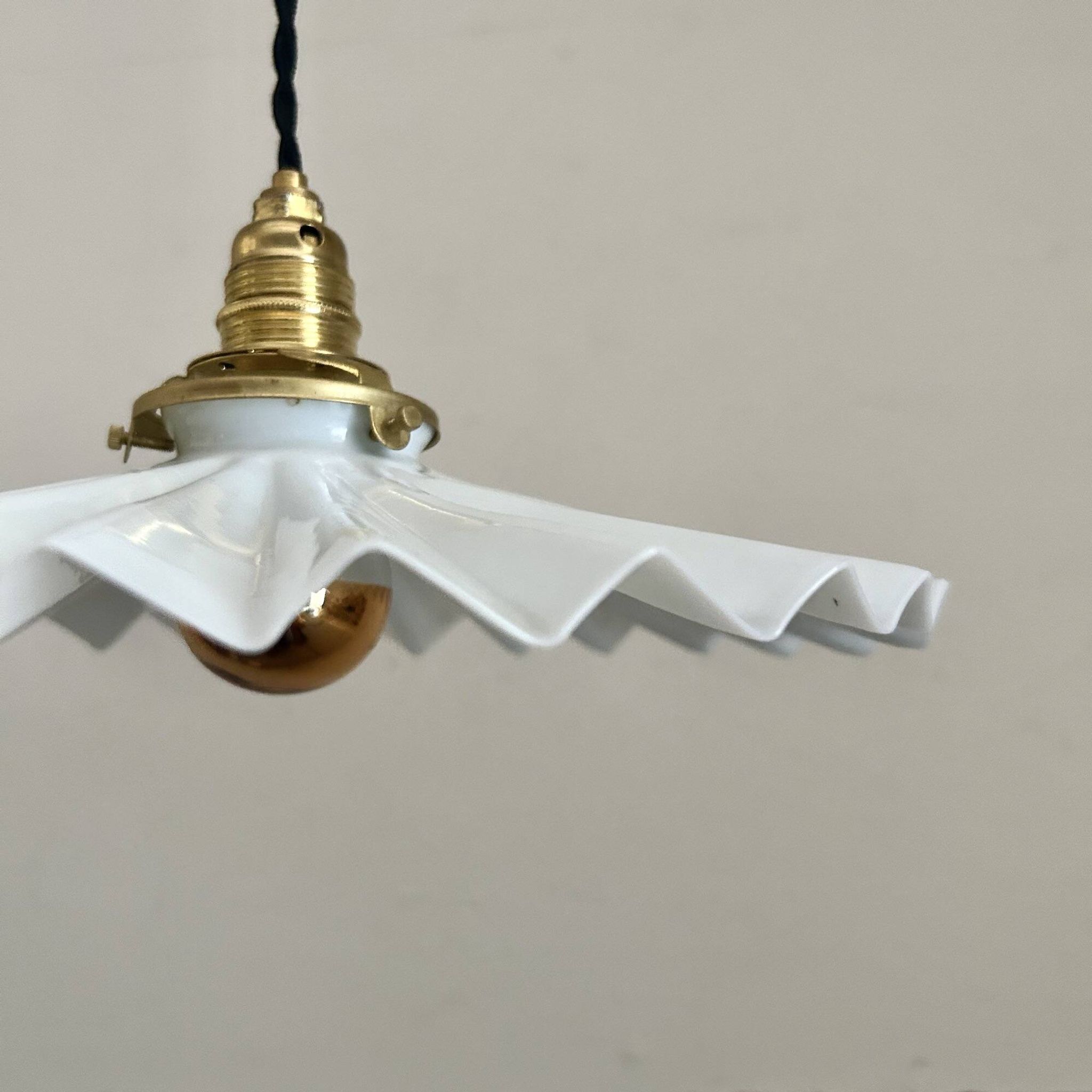 trio de suspensions en opaline crénelée