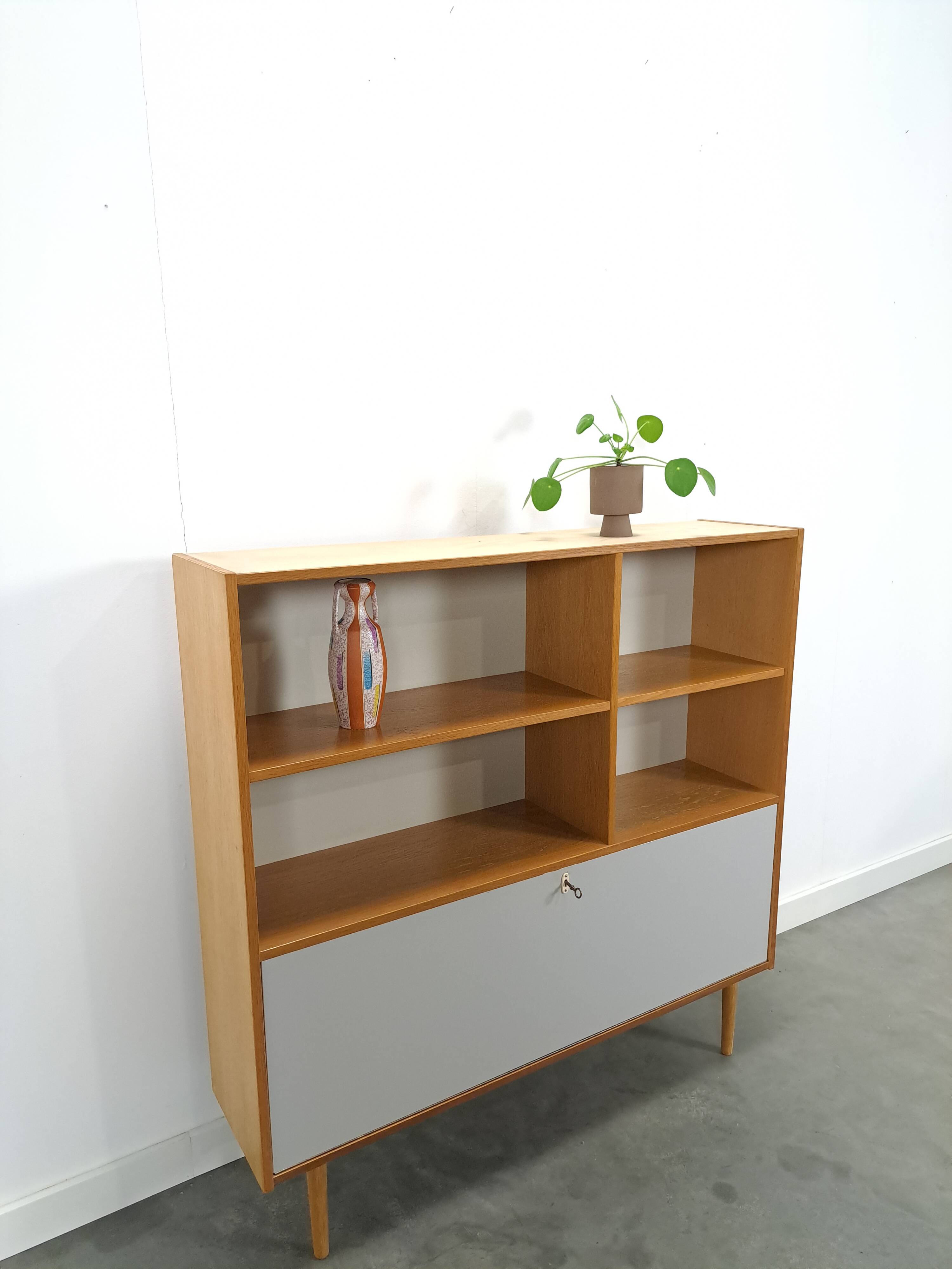 Deens Domino Mobler kast met klepdeur