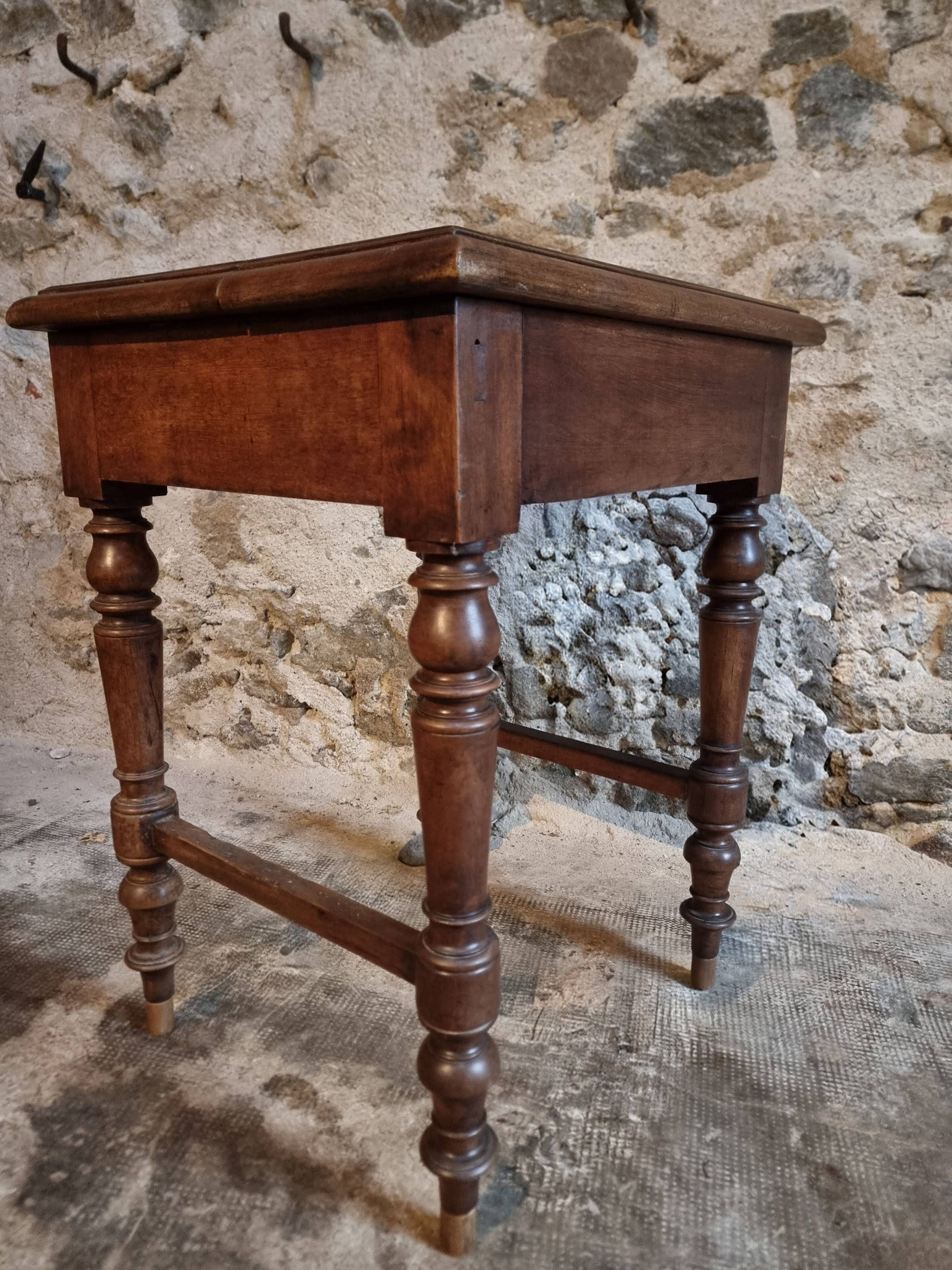 Antique French side table in walnut – 19th century, Louis Philippe style, solid walnut table with drawer (1870–1900)