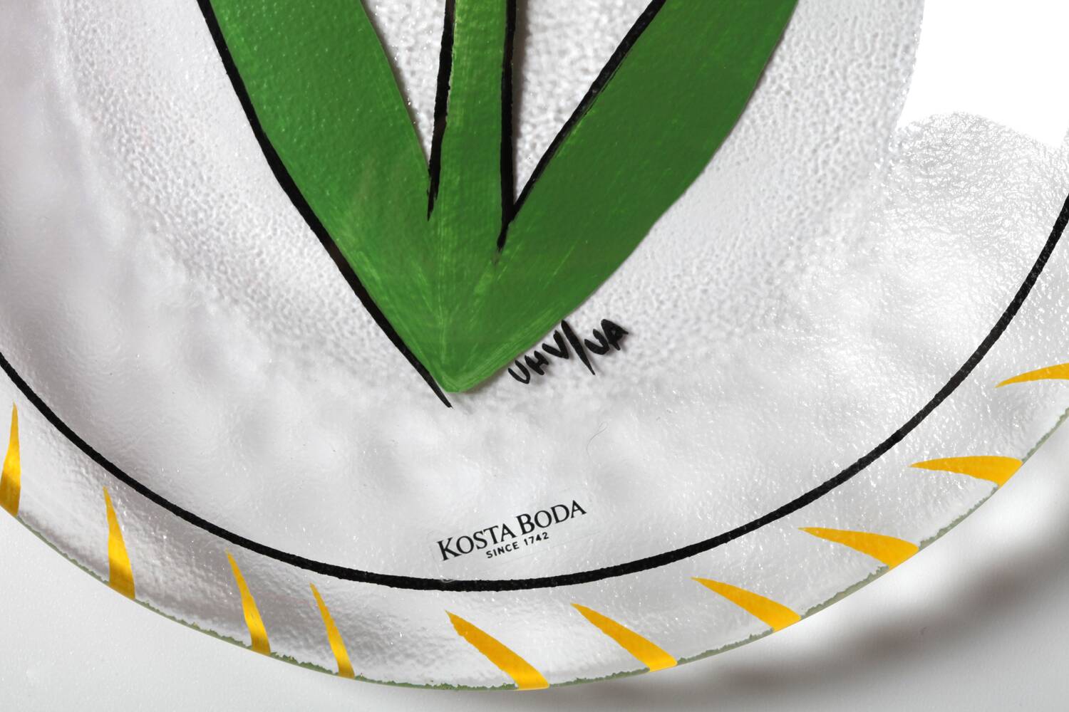 Assiette en verre vintage tulipe jaune design par Ulrica Hydman Vallien Kosta Boda