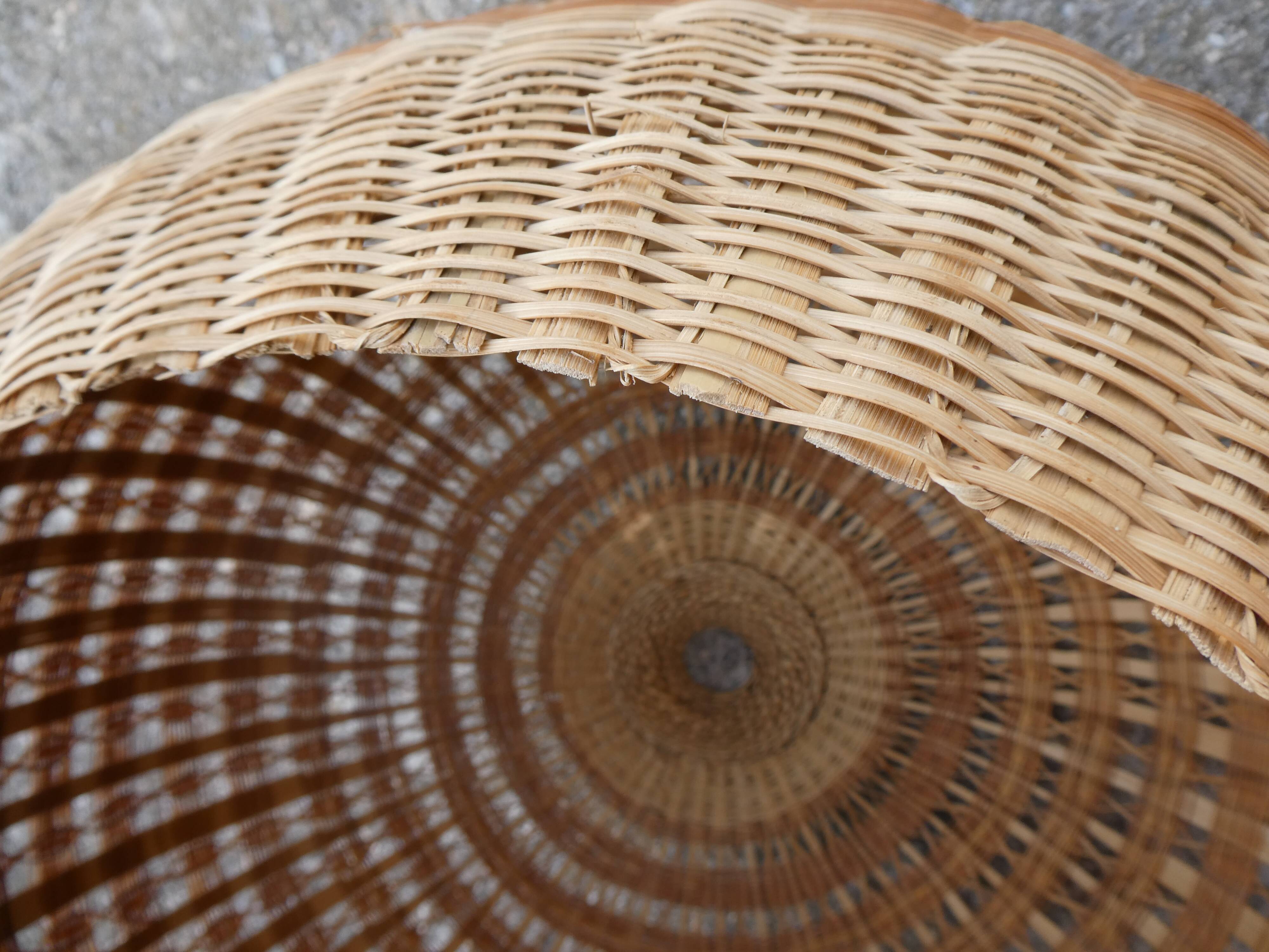 Suspension ball in rattan straw
