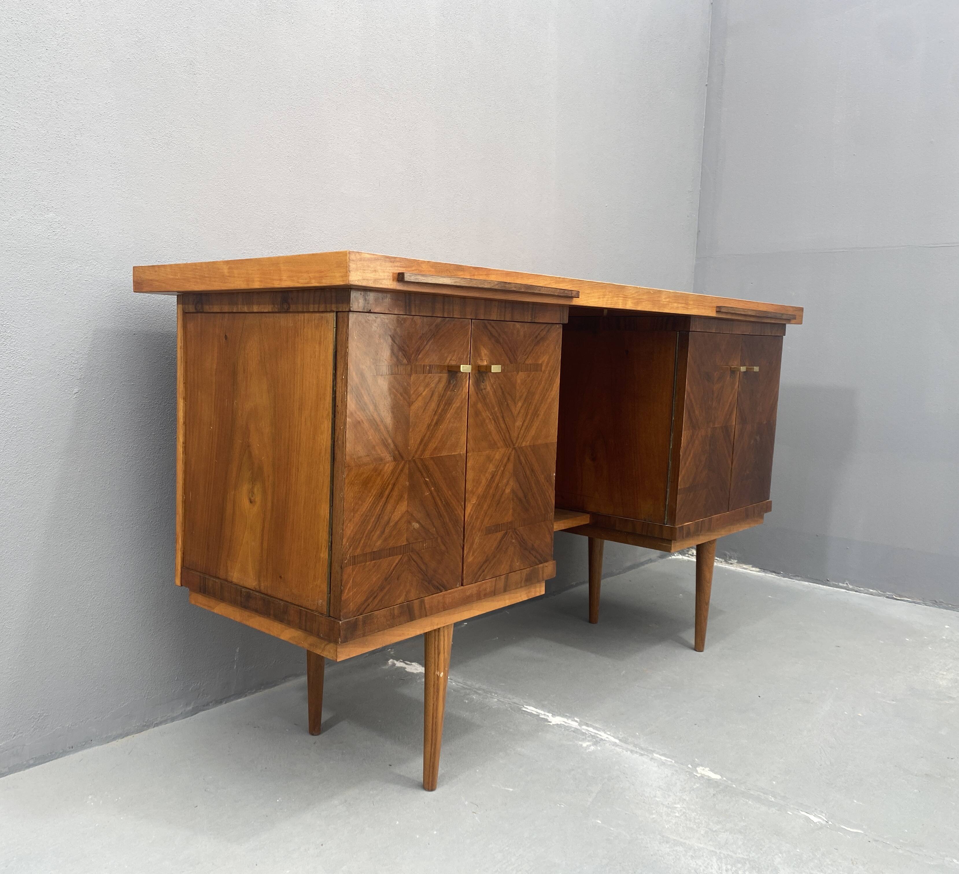 Bureau en noyer du milieu du siècle, années 1970, Tchécoslovaquie