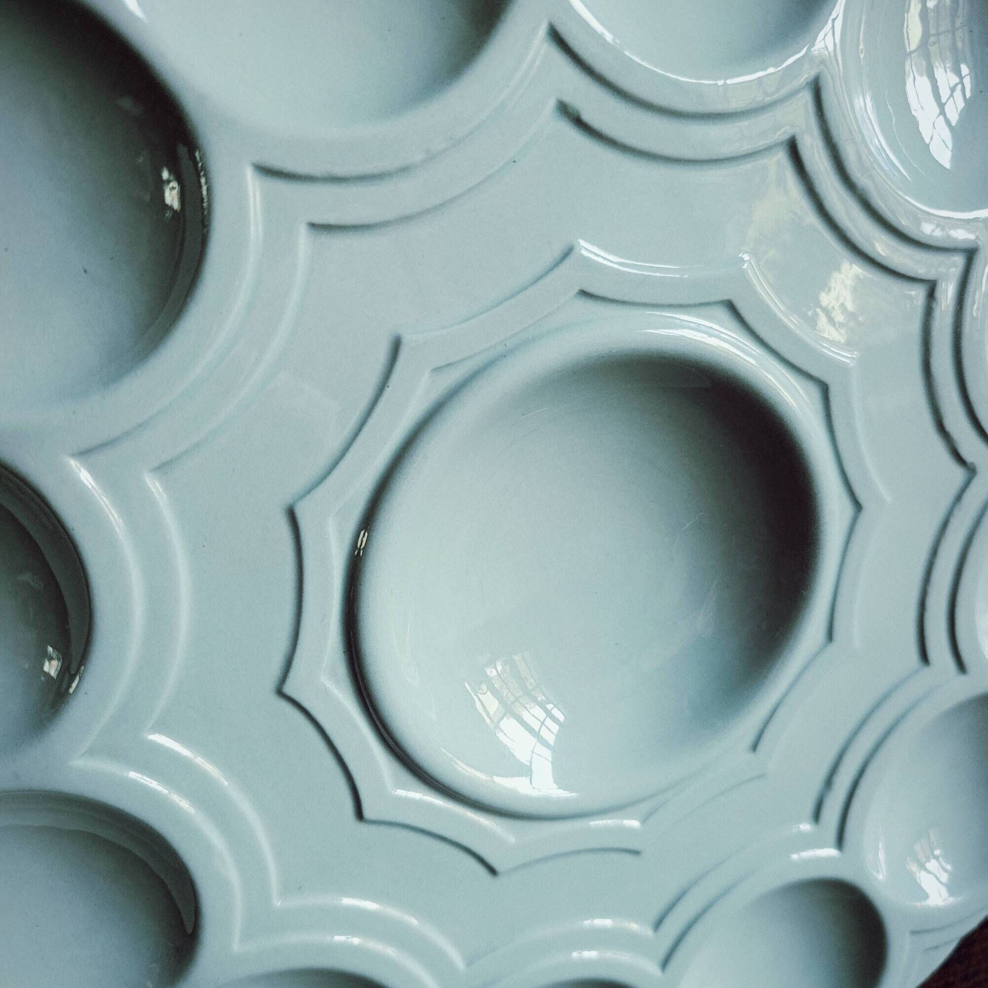 Art Decó French Sarreguemines oyster tray in Majolica, light blue