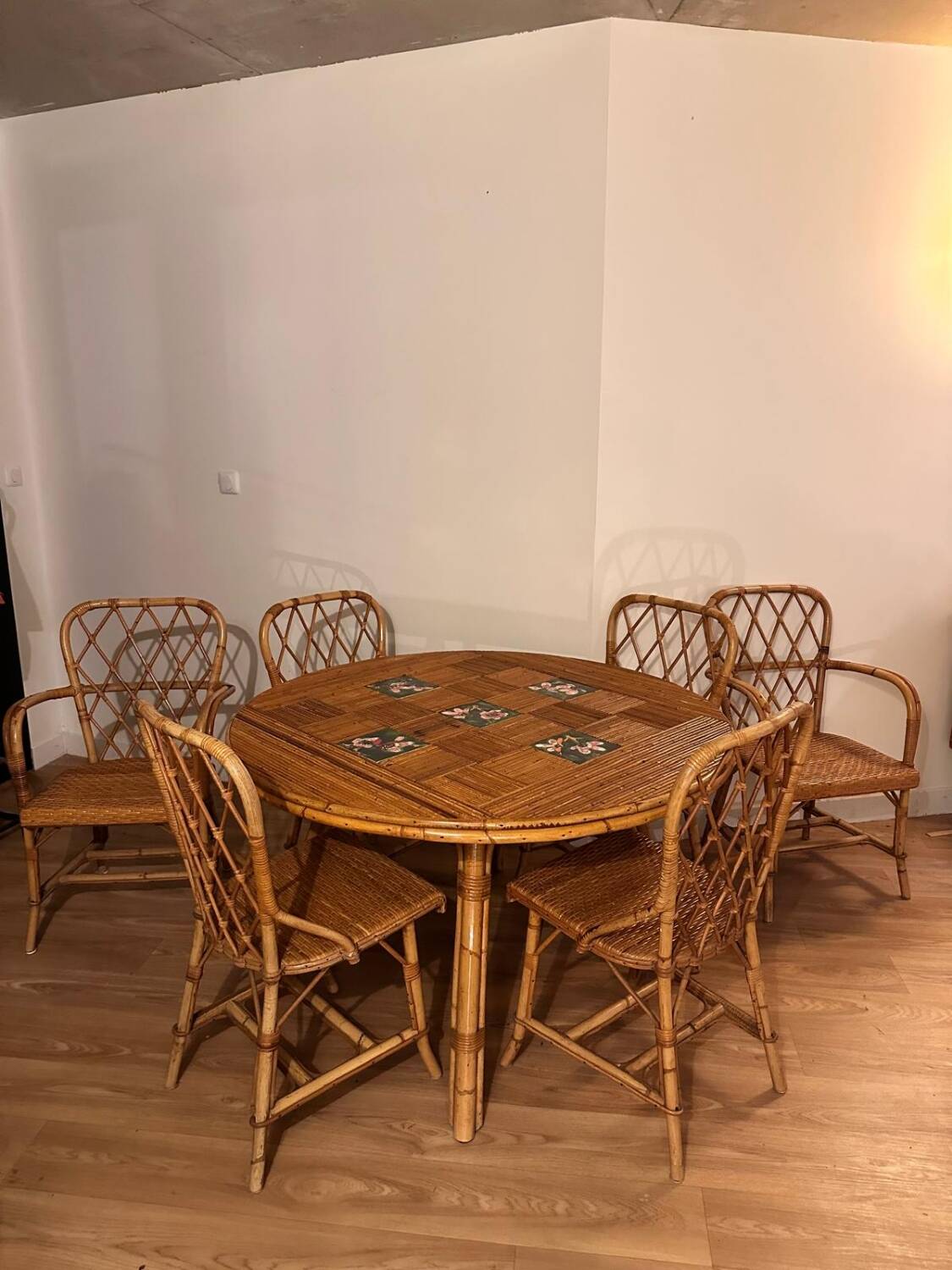 Round dining table Audoux Minet with 4 chairs and 2 armchairs.