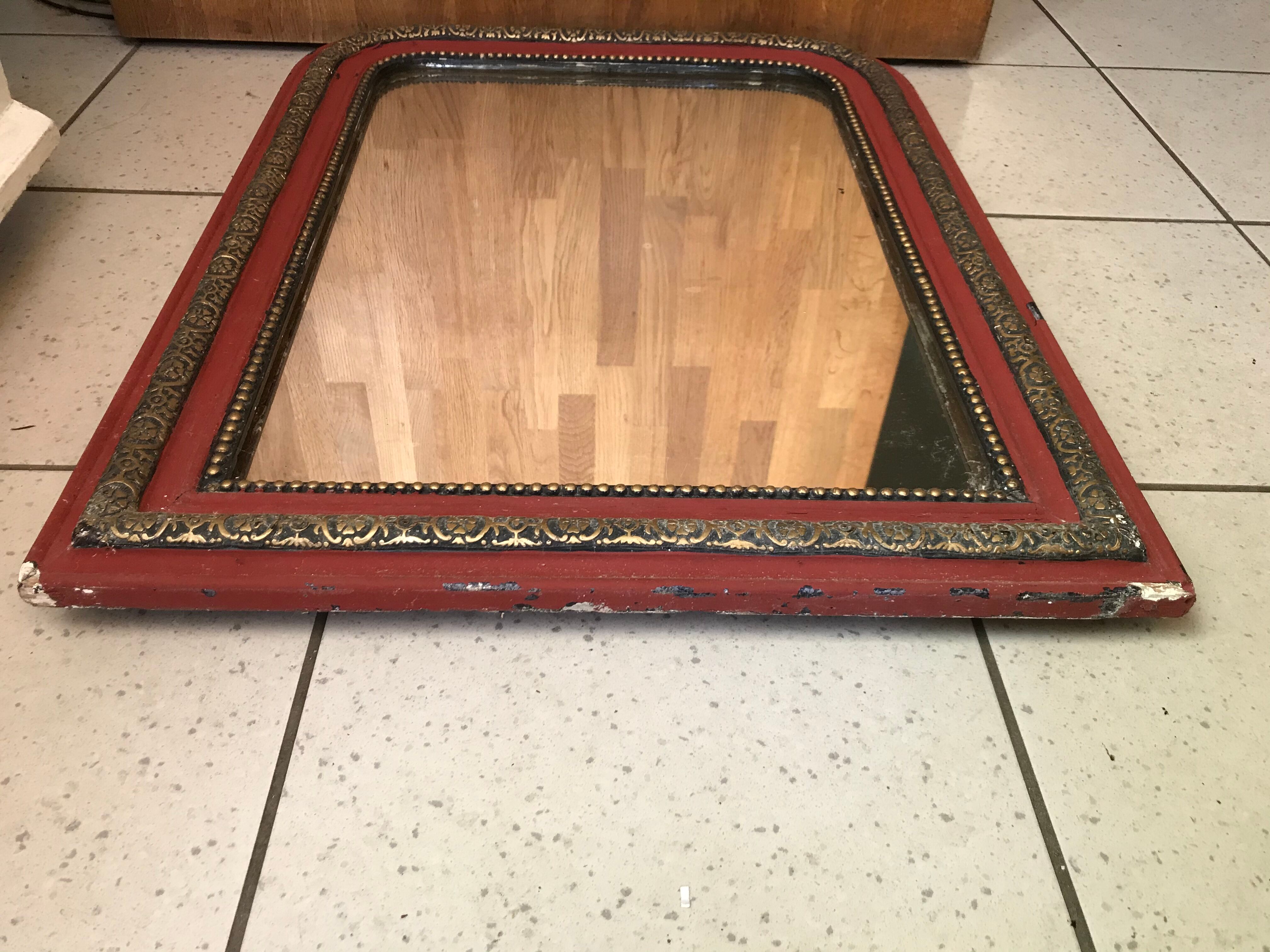 Antique Louis Philippe mirror in wood and plaster with a row of pearls and vintage friezes