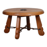 Table basse ronde en chêne massif et fer forgé, 1950