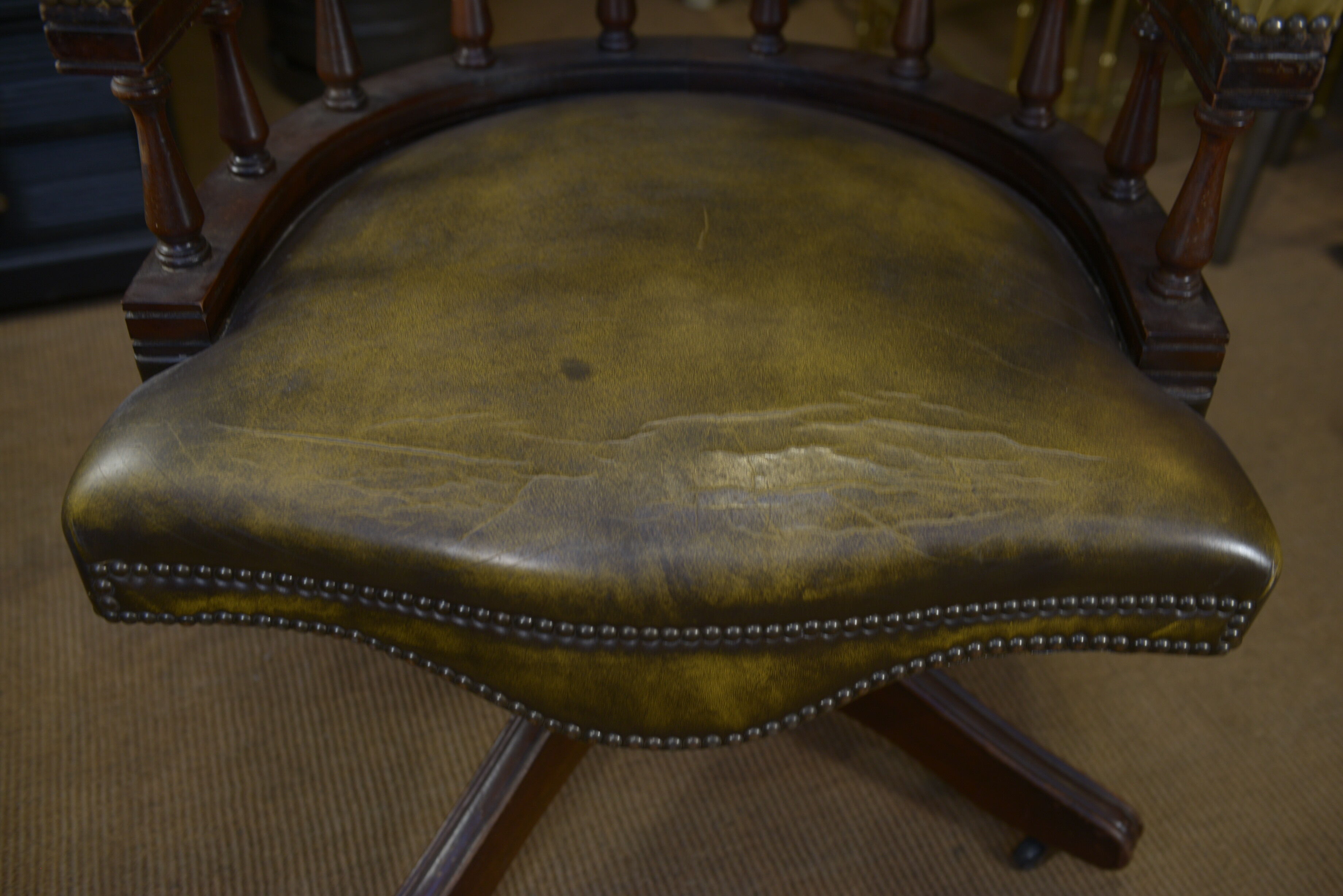 Fauteuil de bureau tournant en acajou et cuir capitonné , des années 1960