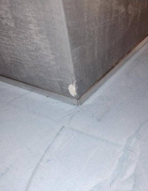 High pedestal / Architectural pedestal in polished concrete in Neo-Brutalist style