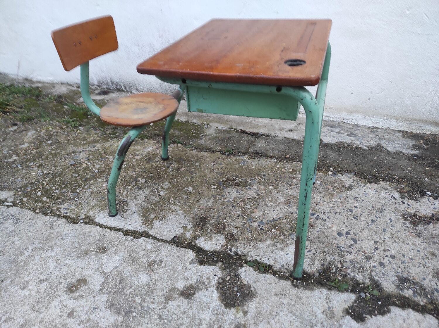 Old one-piece children's desk