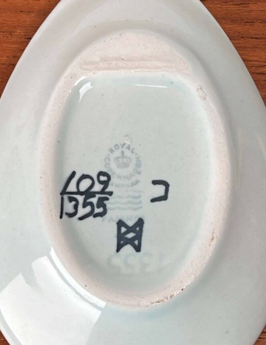 Small oyster or Danish sauce plates from the mid-century by Beth Breyen for Royal Copenhagen, set of 4.