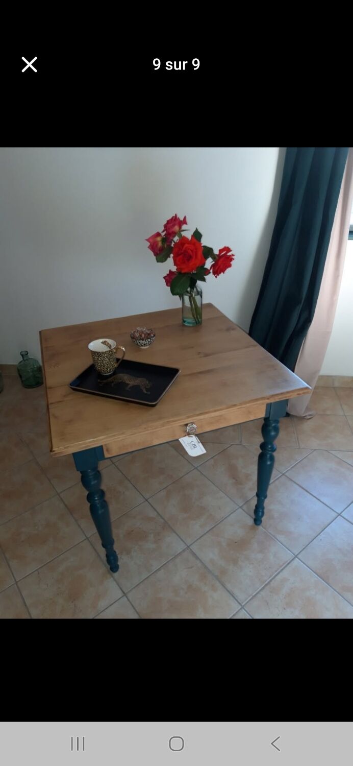 Table rouge bois carré