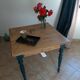 Table rouge bois carré