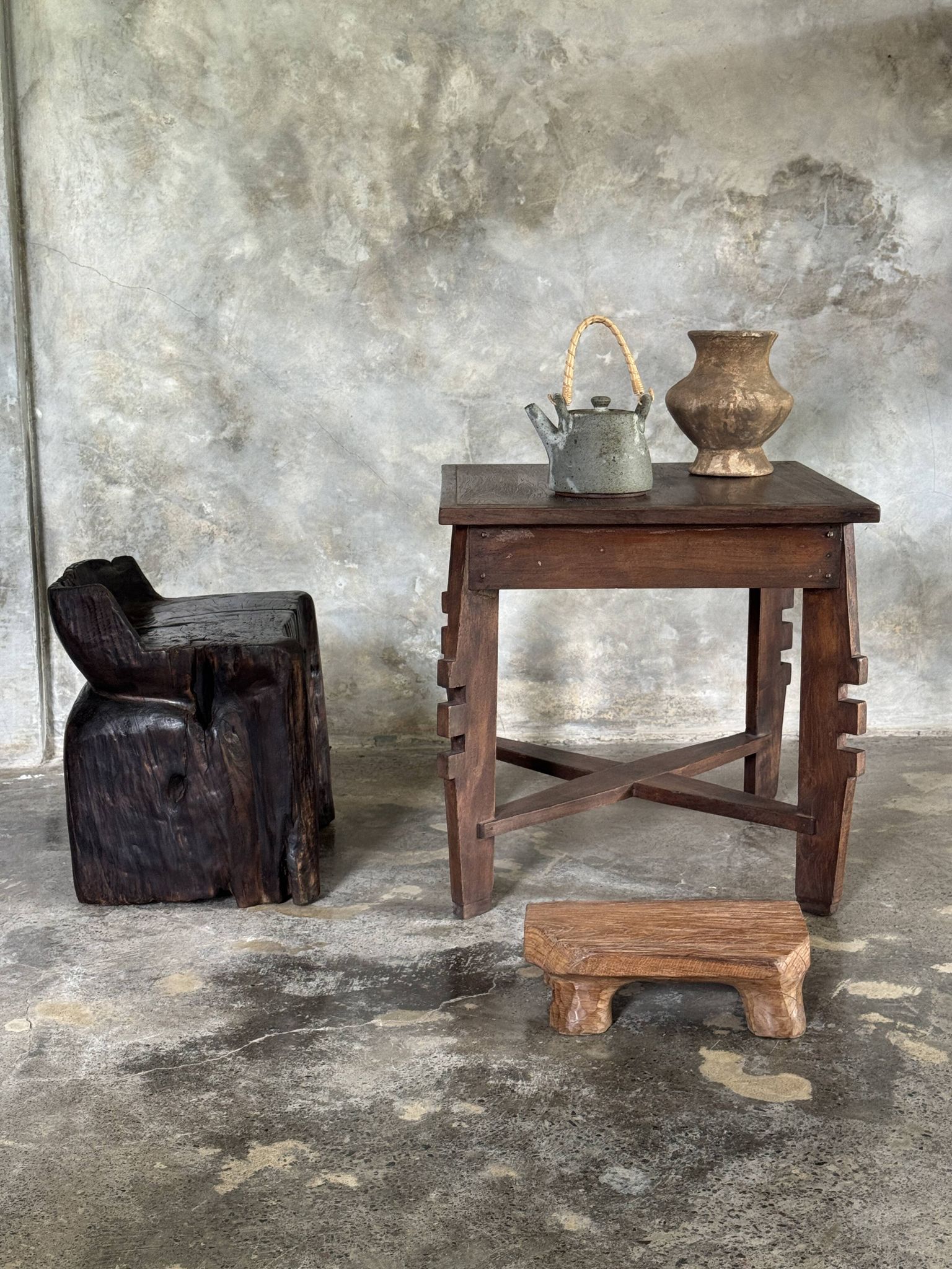 Coffee table, petite table basse indonésienne ancienne moderniste en teck