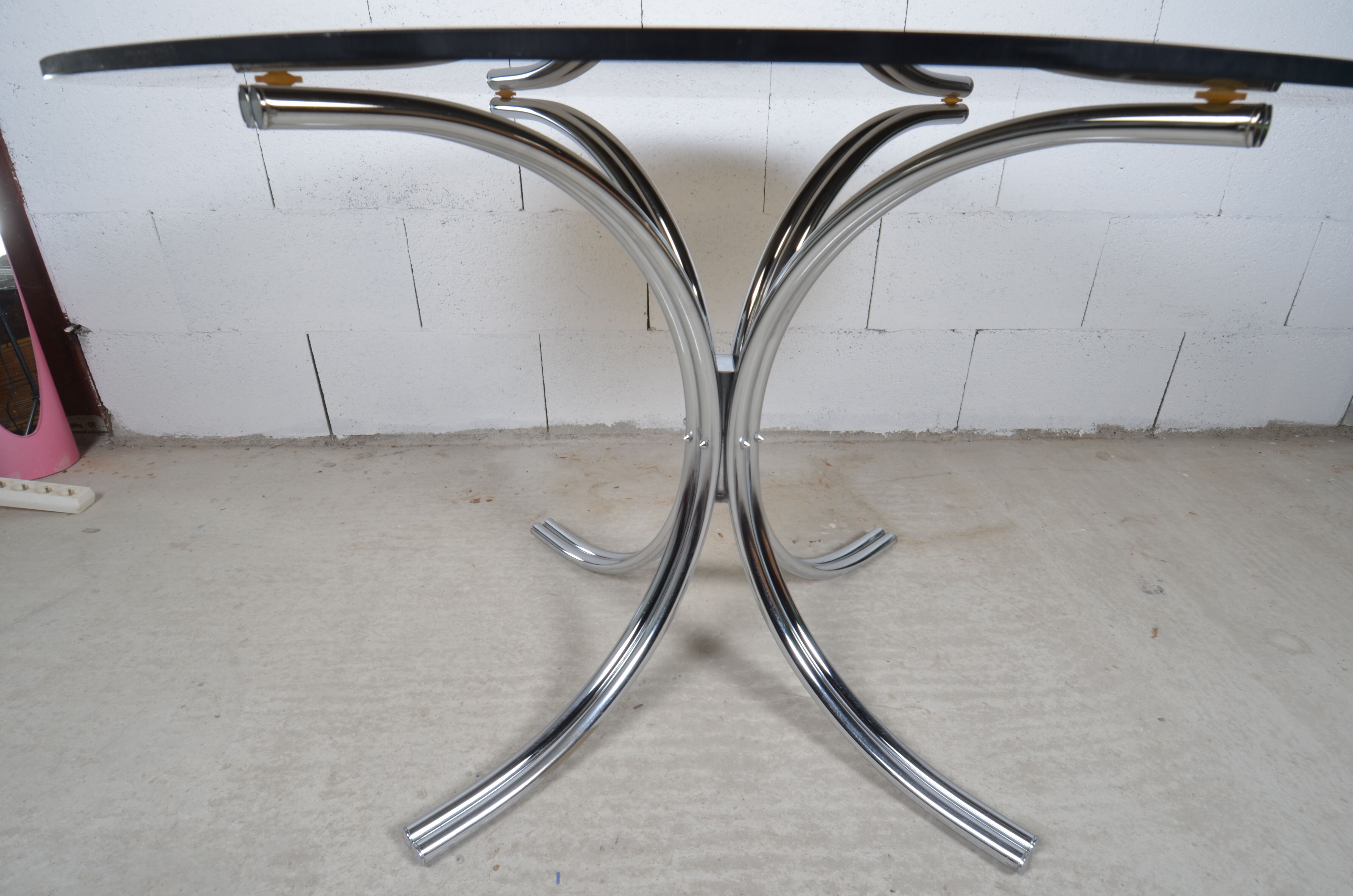 Glass round table chrome feet