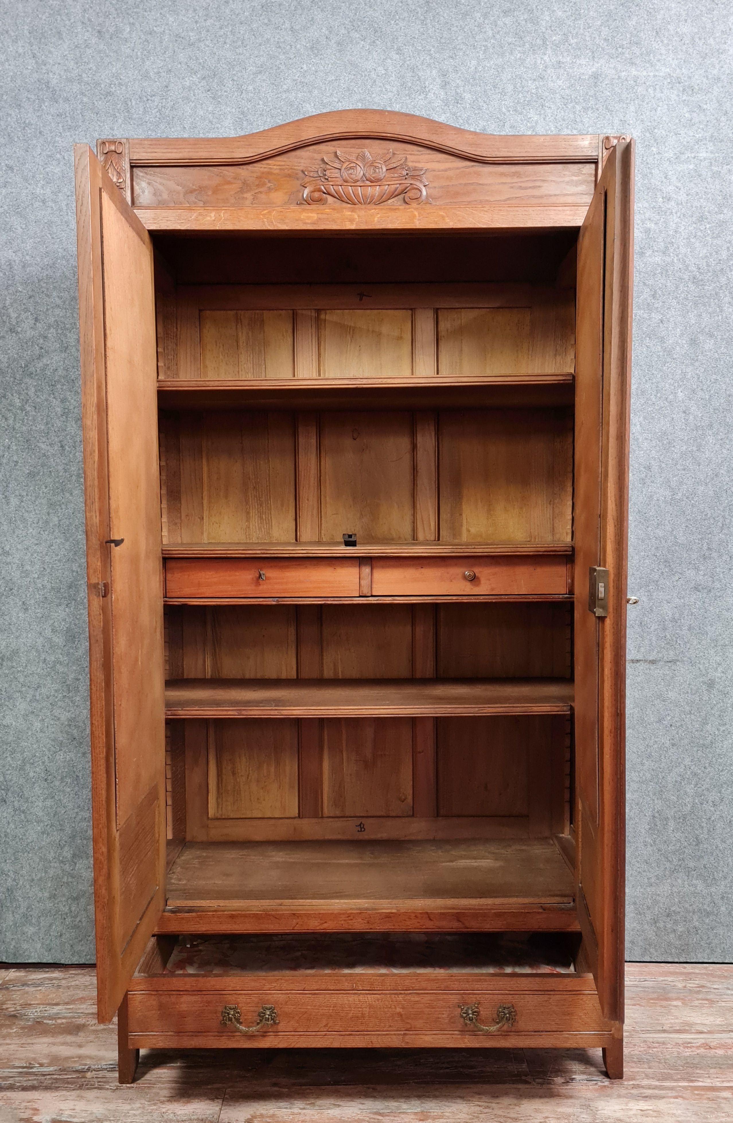 Art Deco period library cabinet in solid oak with honey patina circa 1925