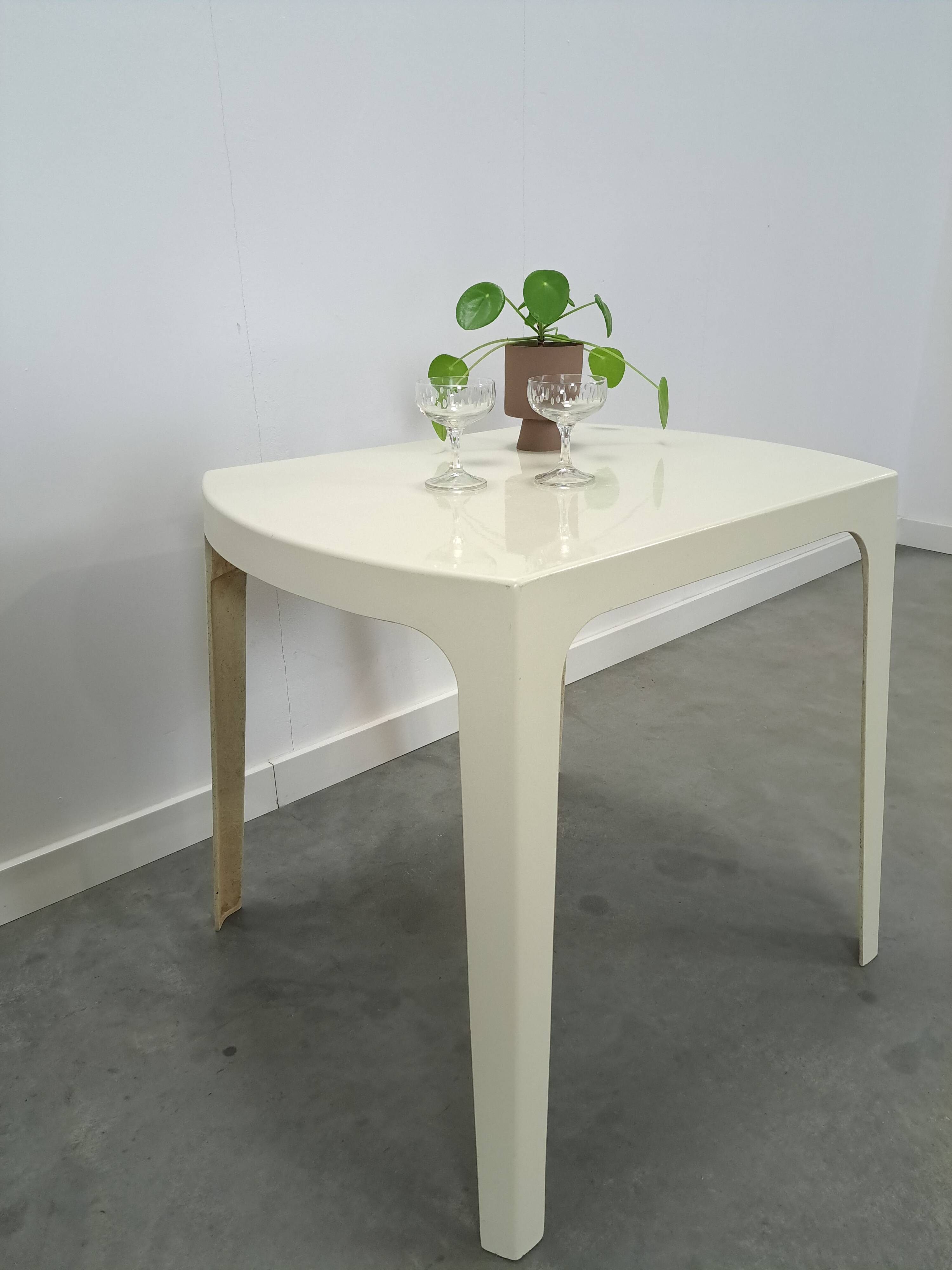 Vintage gebroken wit kunststof tuintafel eettafel