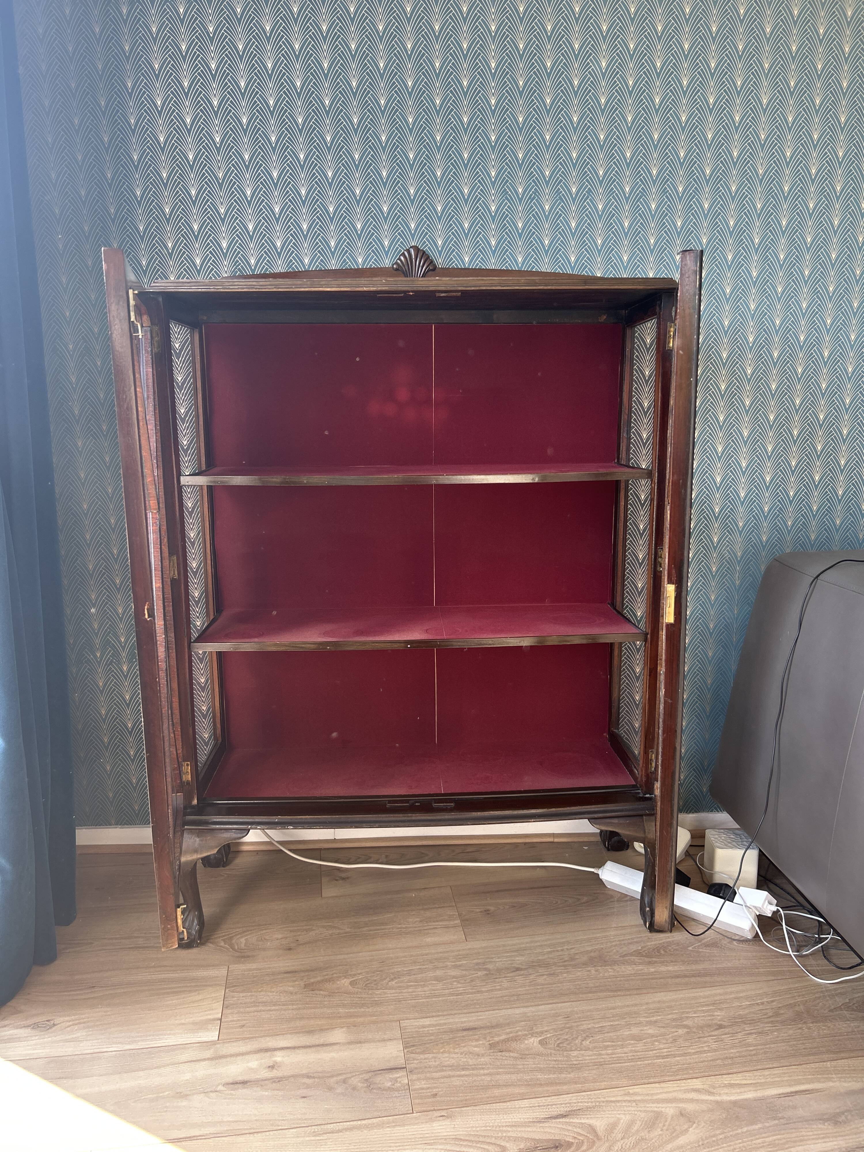 English style display case 1900