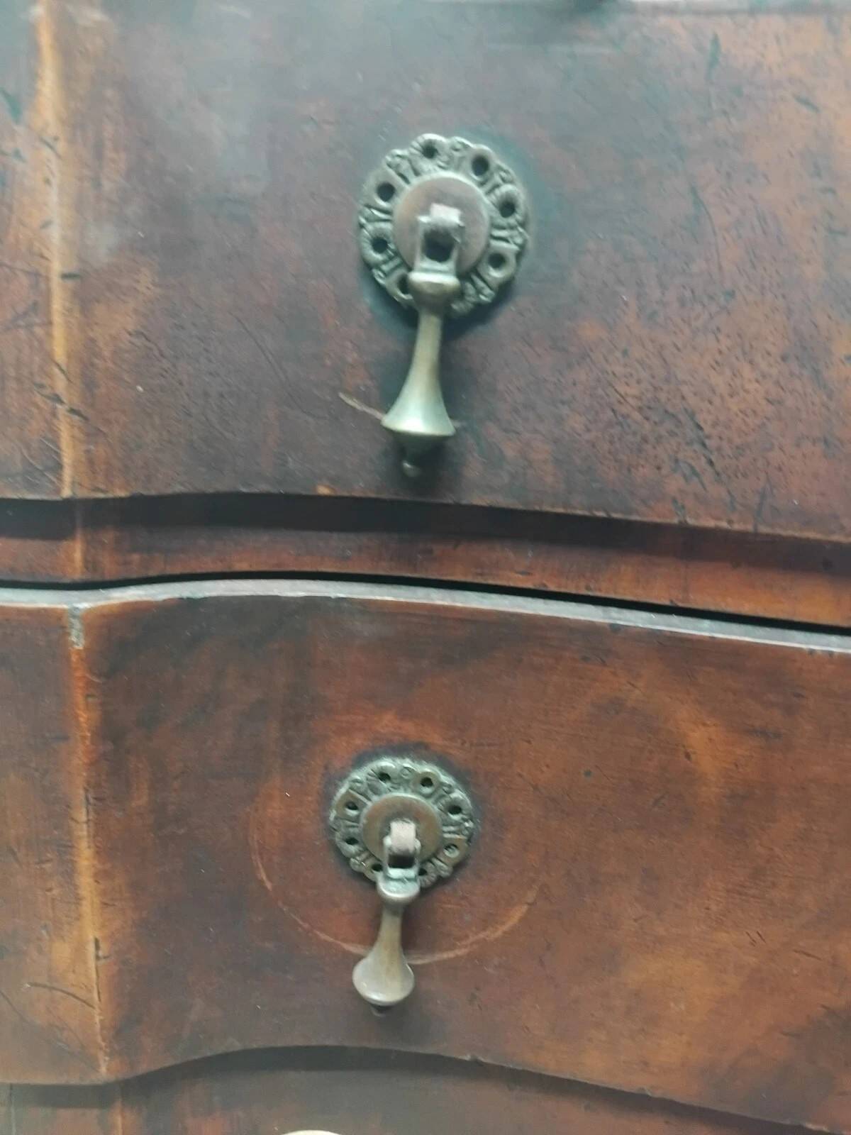 Commode galbée ancienne