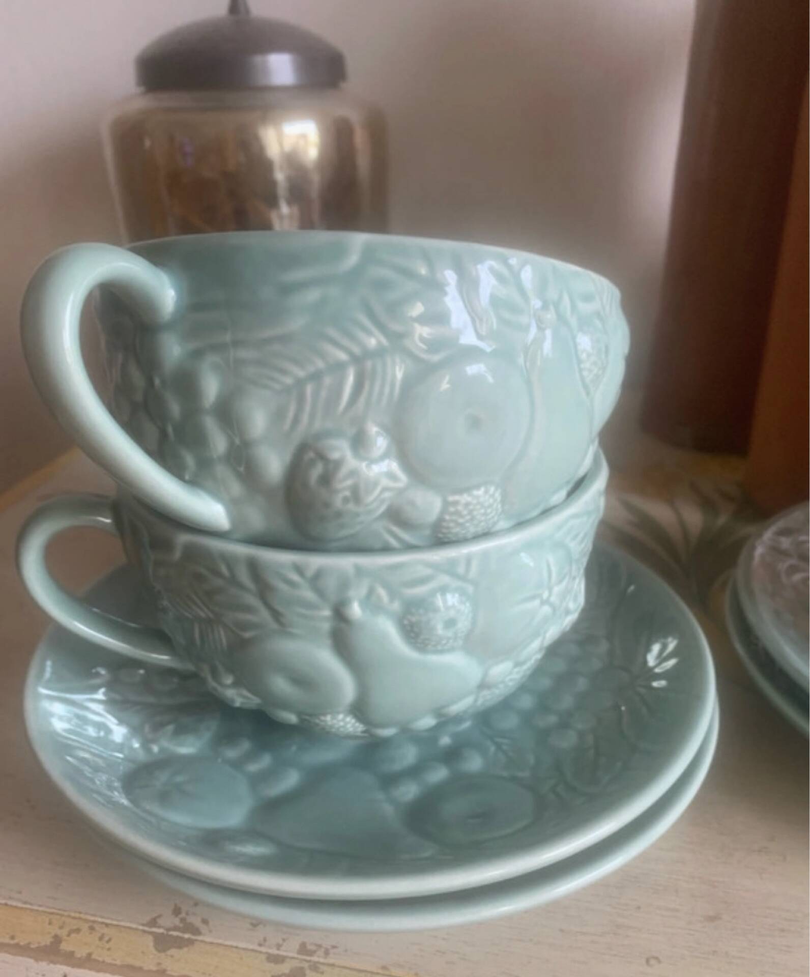 Set of 4 soup / consommé cups and saucers in ceramic.