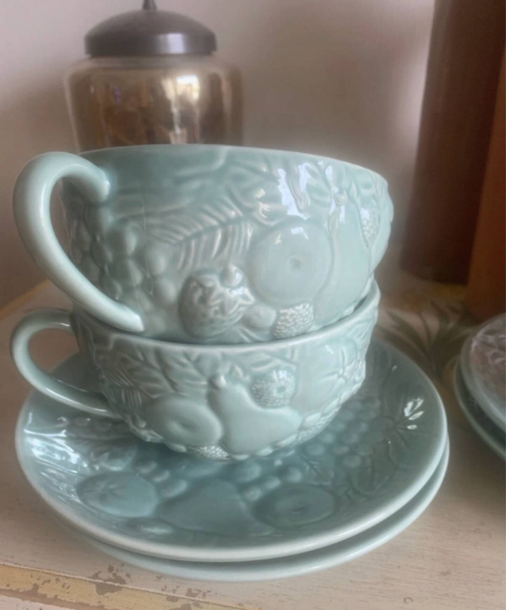 Set of 4 soup / consommé cups and saucers in ceramic.