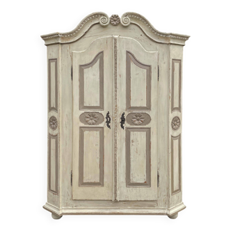 Armoire peinte en blanc et gris