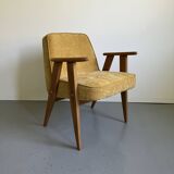 Fauteuil moderne du milieu du siècle restauré en tissu velours jaune et cadre en bois clair