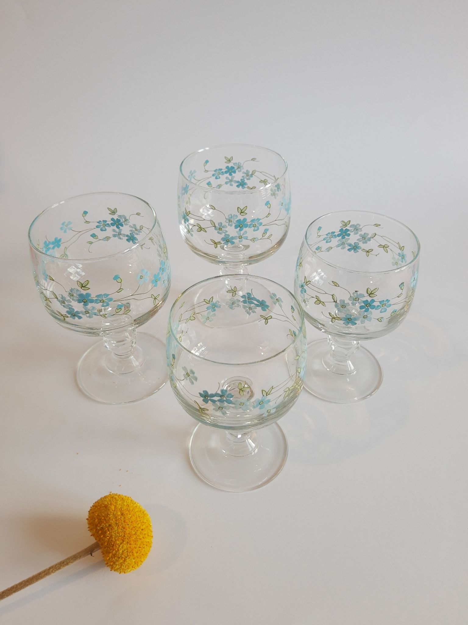 Set of 4 glasses with feet model Véronica Forget-me-nots France vintage