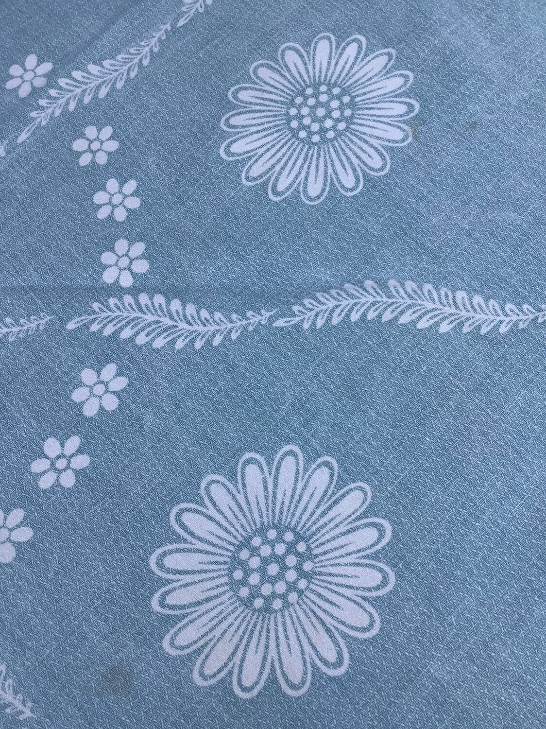 Oval tablecloth and 6 towels