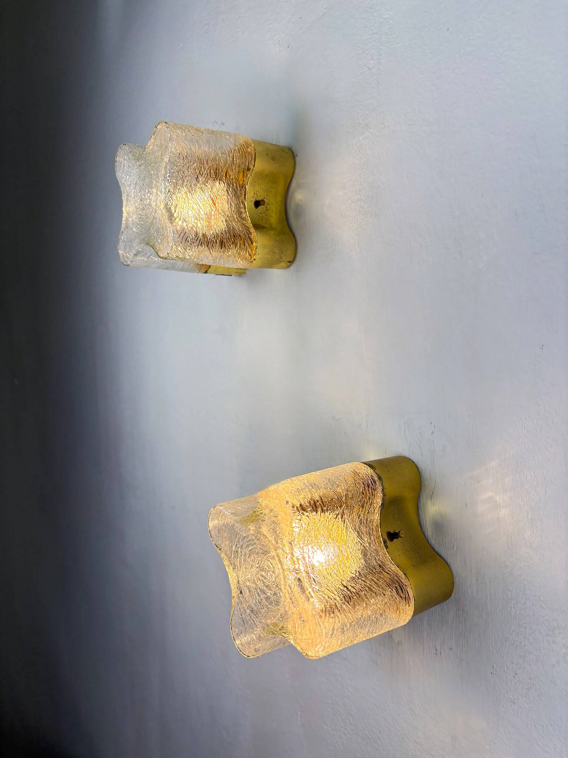 Paire de appliques murales Gaetano Sciolari pour Lightolier, verre dépoli de Murano, Italie années 1970.